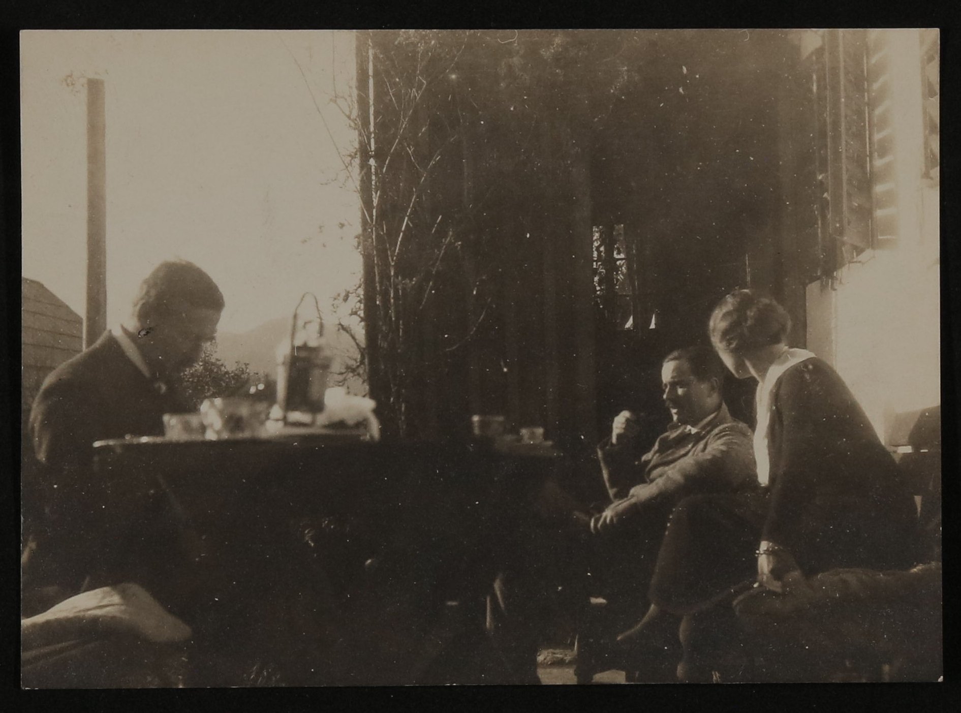 Hugo von Hofmannsthal, Carl Jacob Burckhardt mit einer Dame (Ottonie?) vor dem Haus in Altaussee sitzend (Vera Graaf CC BY-NC-SA)