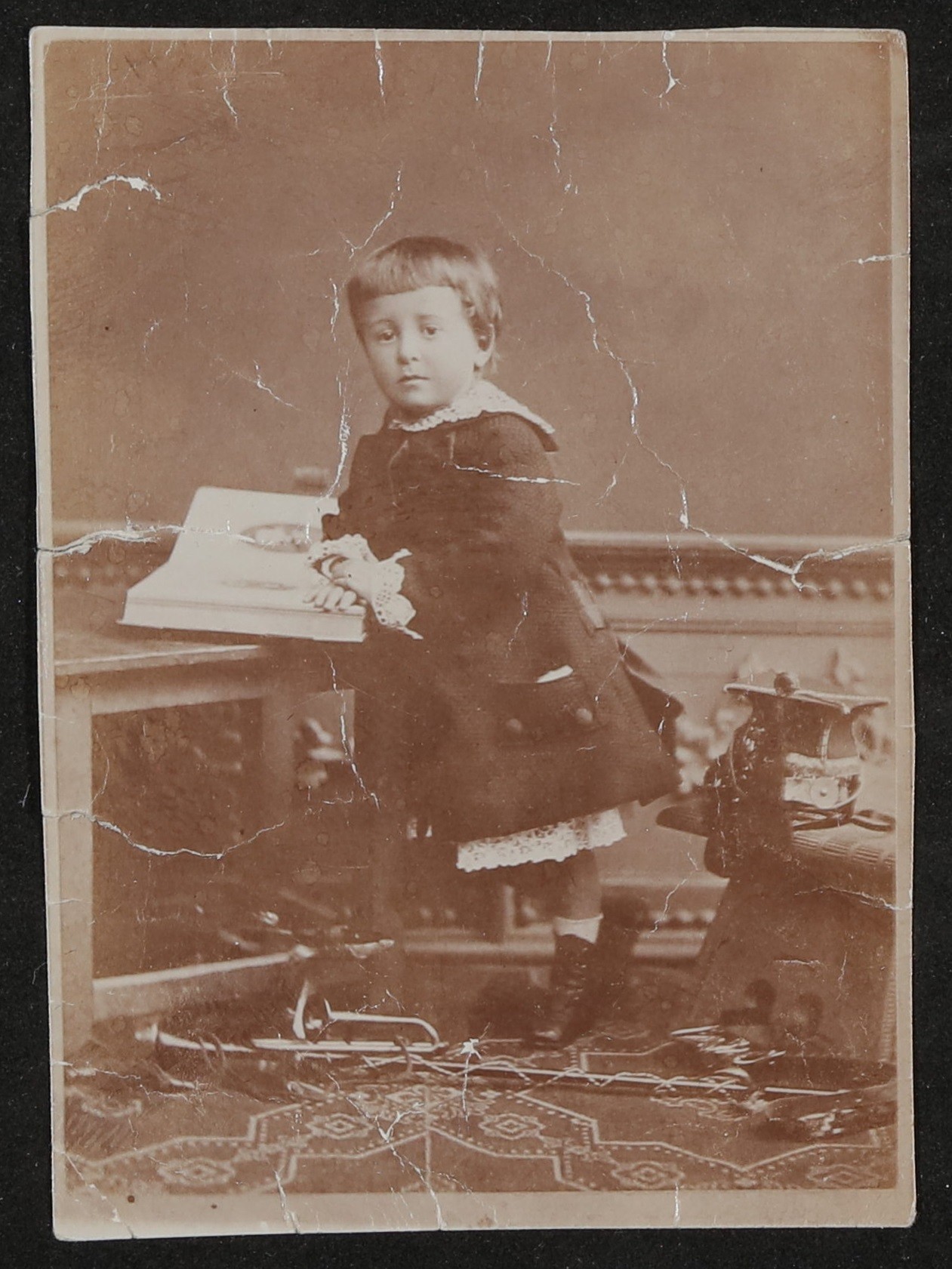 Hofmannsthal als Kleinkind, stehend, mit aufgeschlagenem Buch im Atelier (Freies Deutsches Hochstift / Frankfurter Goethe-Museum CC BY-NC-SA)