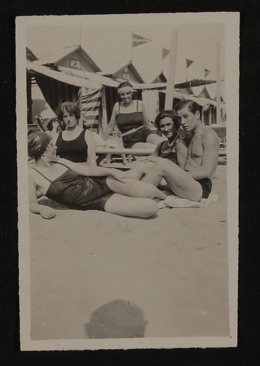Franz von Hofmannsthal (?) mit Gundl Degenhardt (?) und drei anderen jungen Frauen in Badebekleidung am Strand (Vera Graaf CC BY-NC-SA)