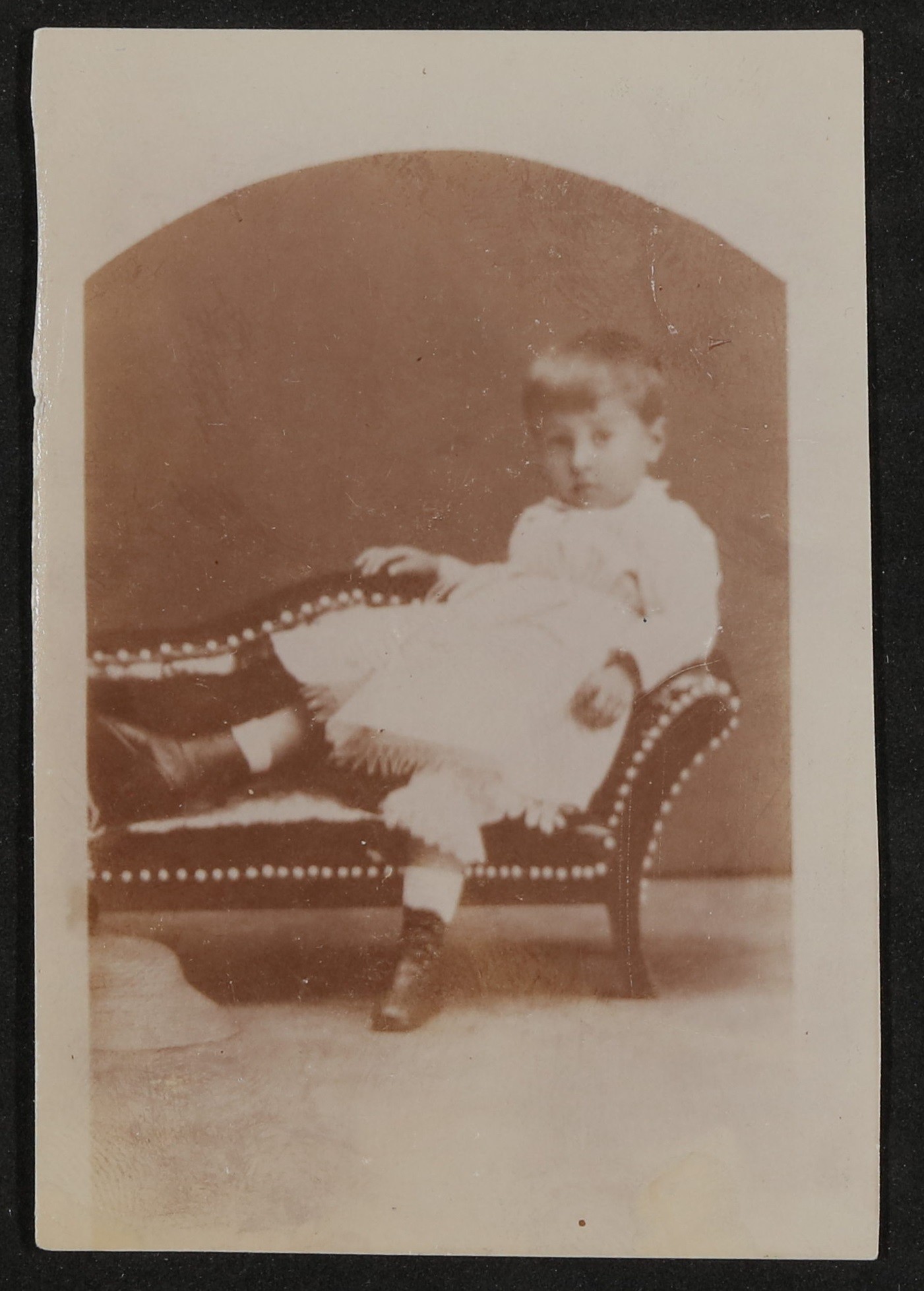 Hofmannsthal als Kleinkind, liegend auf einer Kindercouch (Freies Deutsches Hochstift / Frankfurter Goethe-Museum CC BY-NC-SA)