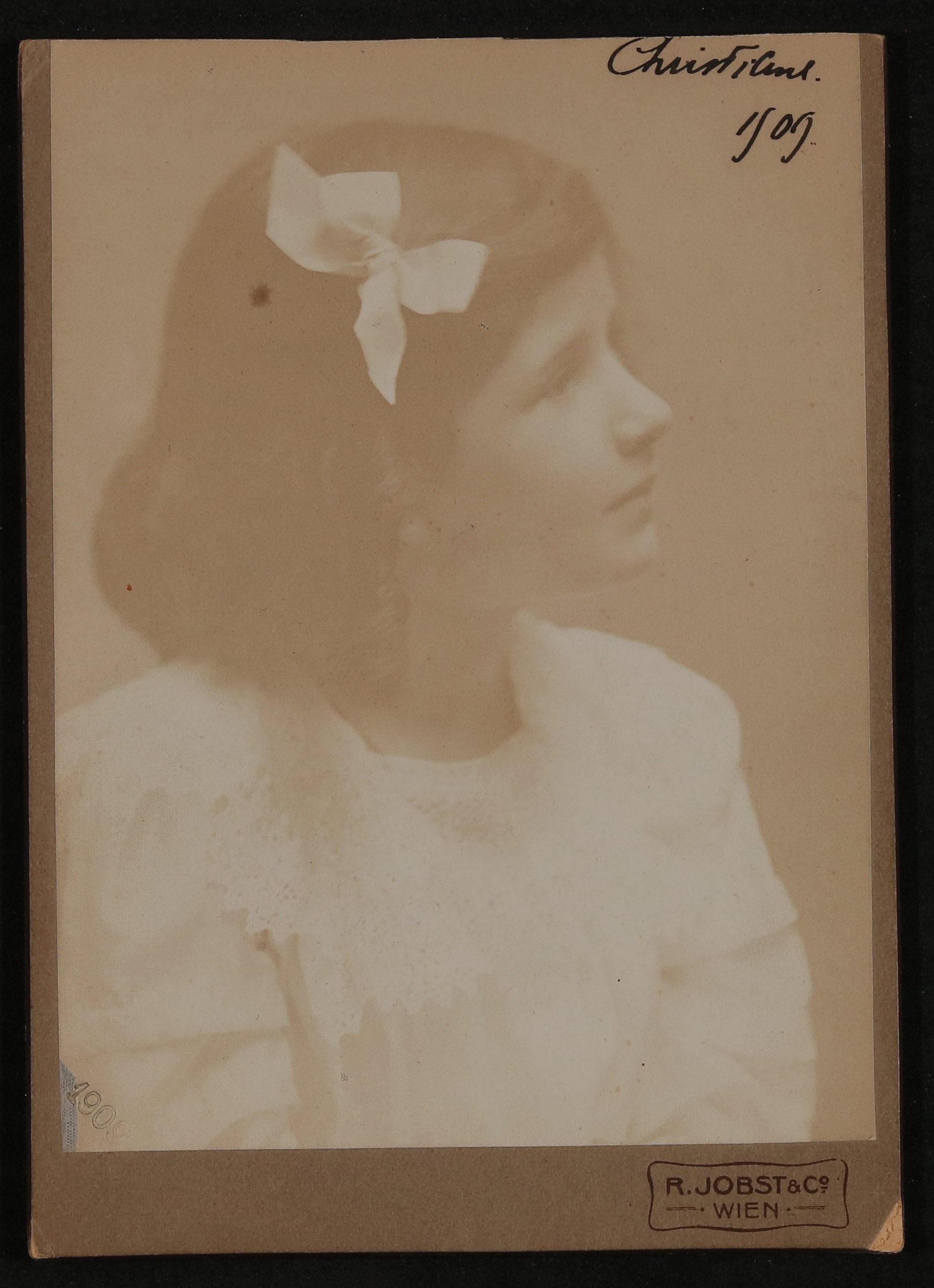 Portrait von Christiane von Hofmannsthal als ca. 7jähriges Mädchen mit Schleife im Haar (Vera Graaf CC BY-NC-SA)