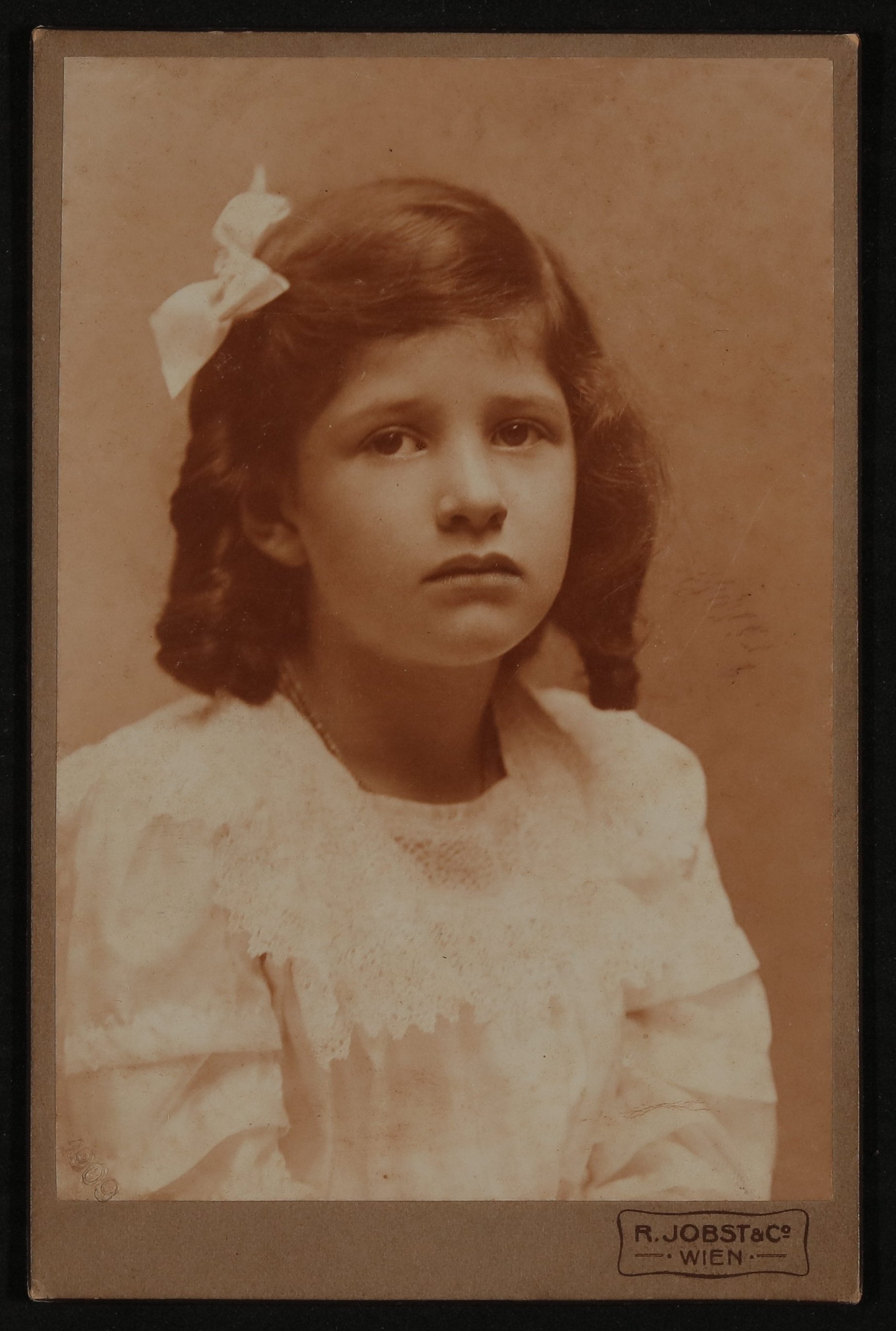 Portrait von Christiane von Hofmannsthal als ca. 7jähriges Mädchen mit Schleife im Haar (Vera Graaf CC BY-NC-SA)