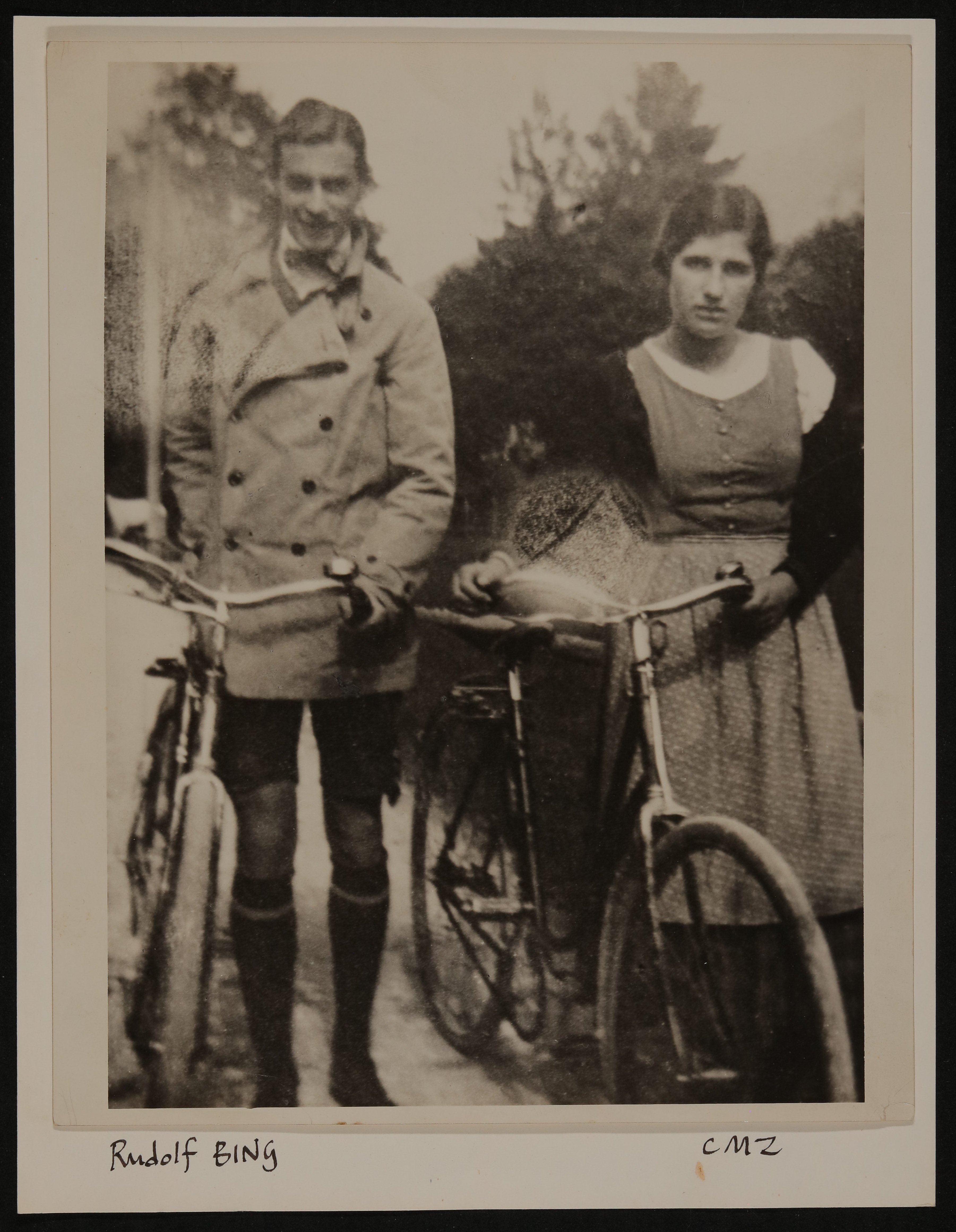 Rudolf Bing und Christiane von Hofmannsthal mir Fahrrädern (Vera Graaf CC BY-NC-SA)