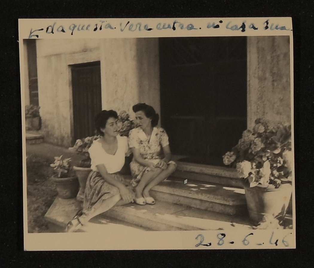 Gundl Degenhardt und "Anna Marie" auf Stufen vor einem (italienischen?) Haus sitzend (Vera Graaf CC BY-NC-SA)