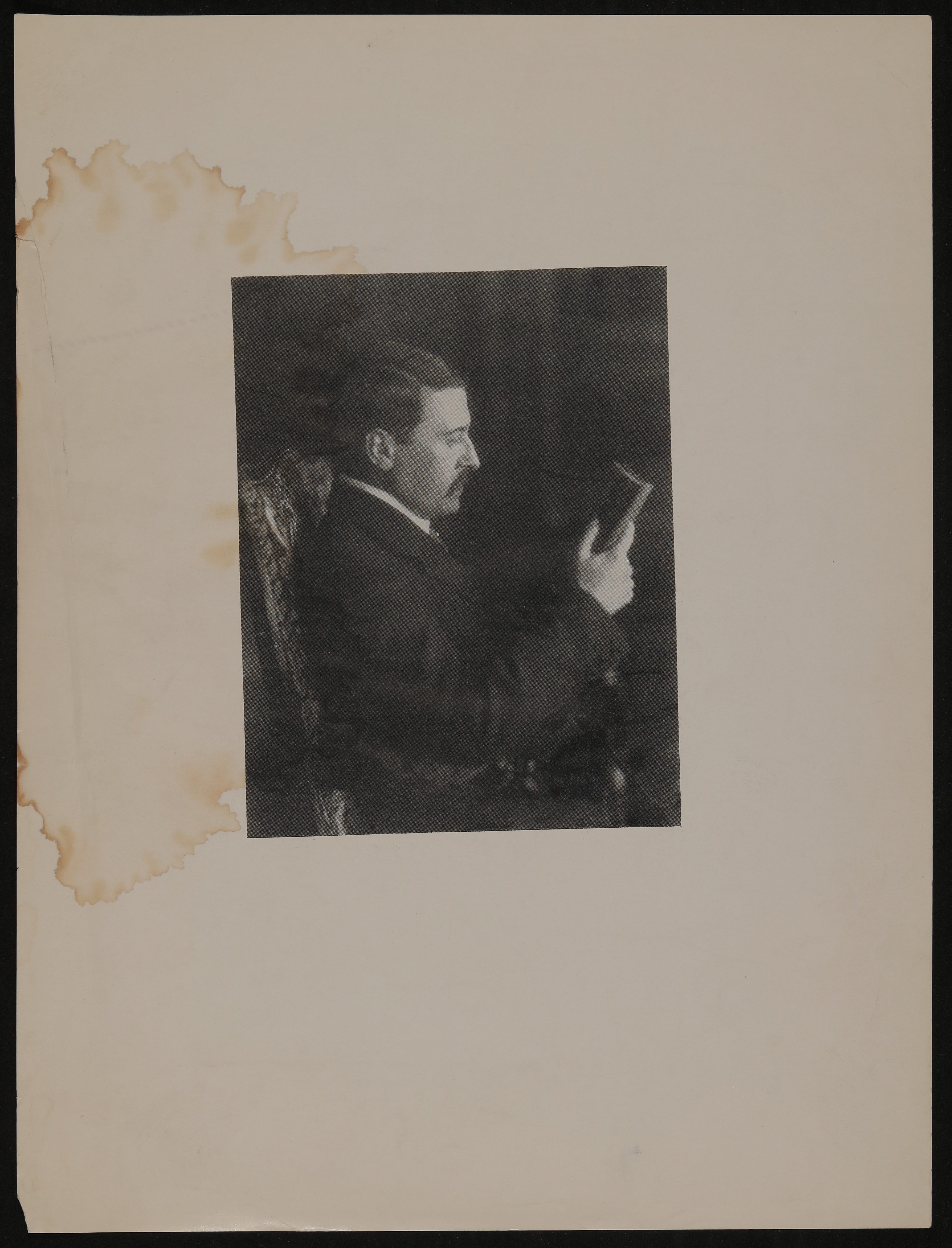 Hofmannsthal im Lehnstuhl sitzend, mit einem Buch in der Hand im Profil (Vera Graaf CC BY-NC-SA)