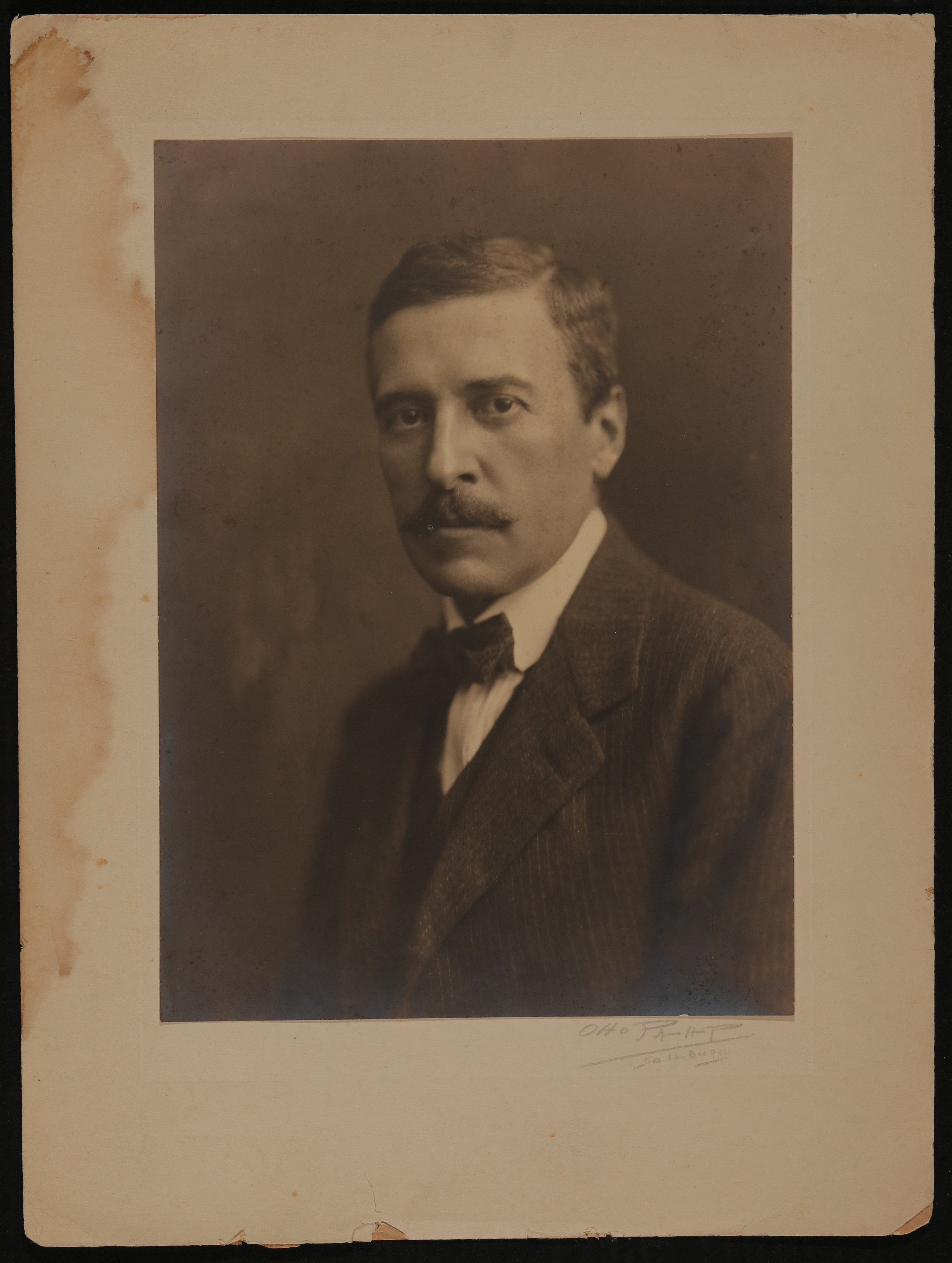 Portrait von Hugo von Hofmannsthal mit Fliege im Halbprofil (Vera Graaf CC BY-NC-SA)
