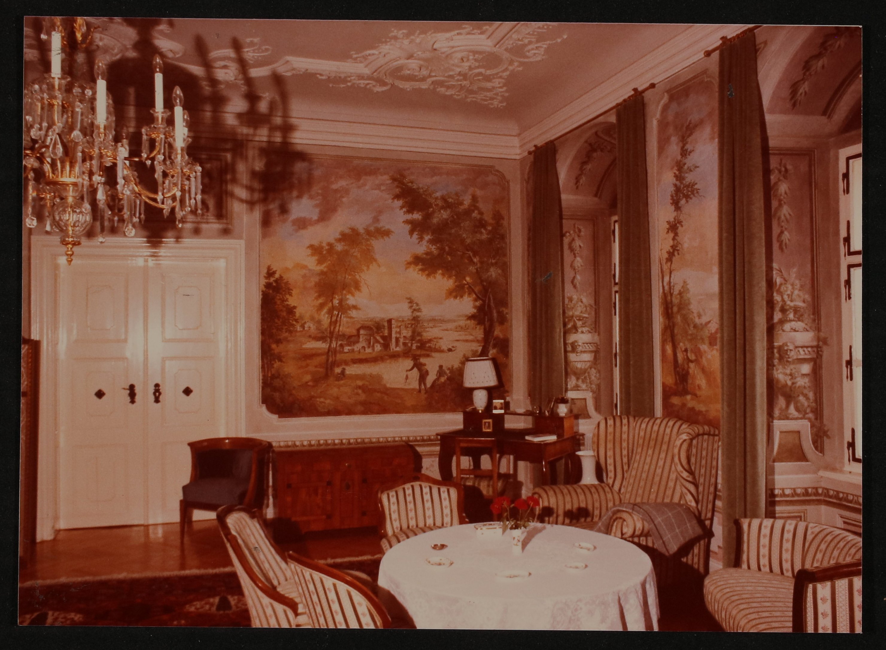 Farbfoto des Salons in Hofmannsthals Rodauner Haus (Vera Graaf CC BY-NC-SA)