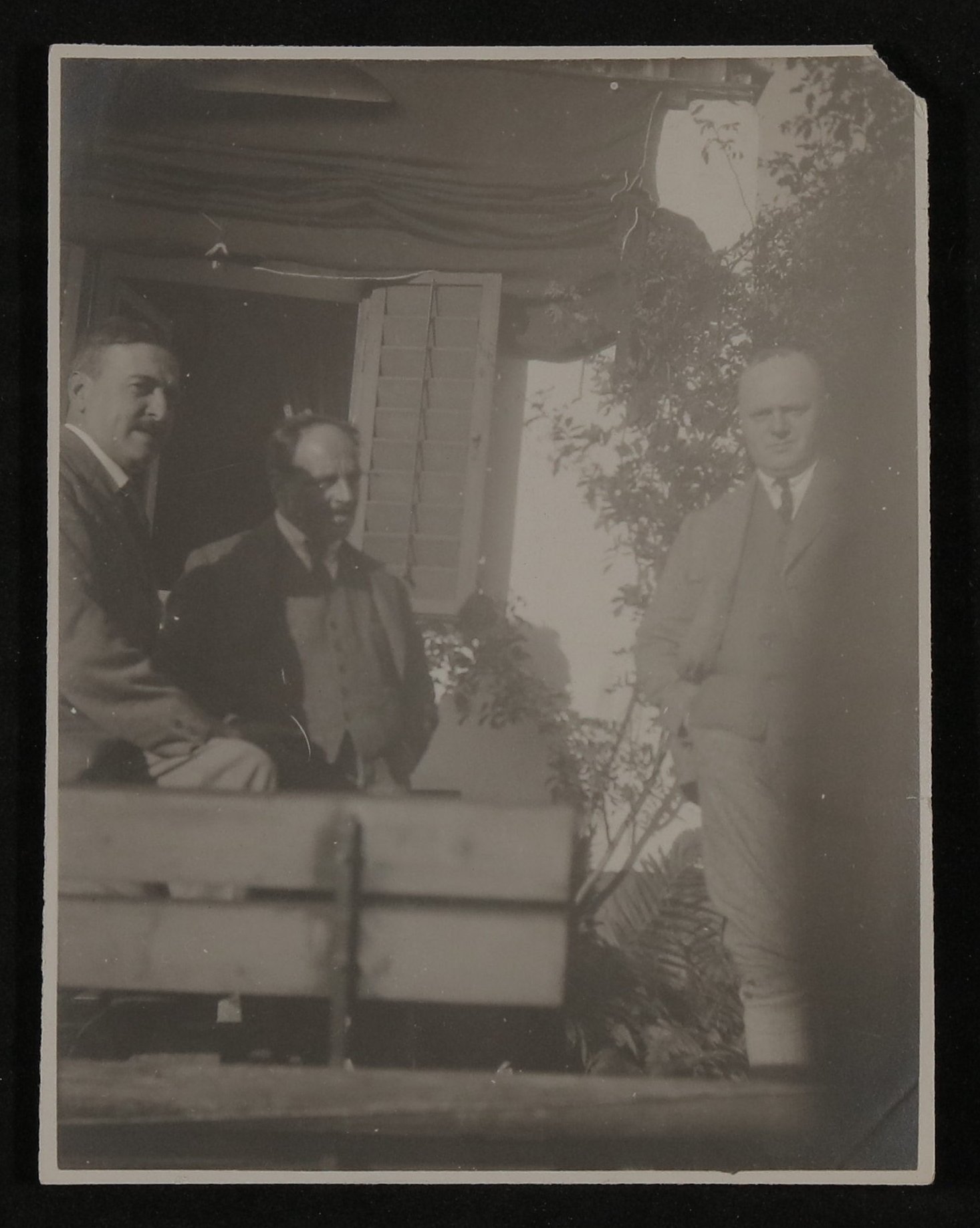 Hugo von Hofmannsthal, Jakob Wassermann und Rudolf Alexander Schröder im Garten (Vera Graaf CC BY-NC-SA)