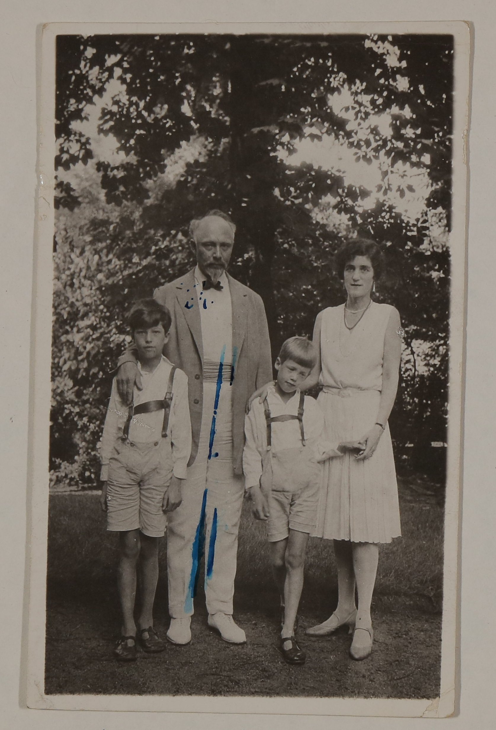 Hermann Keyserling mit Frau und zwei Söhnen im Garten stehend. (Vera Graaf CC BY-NC-SA)