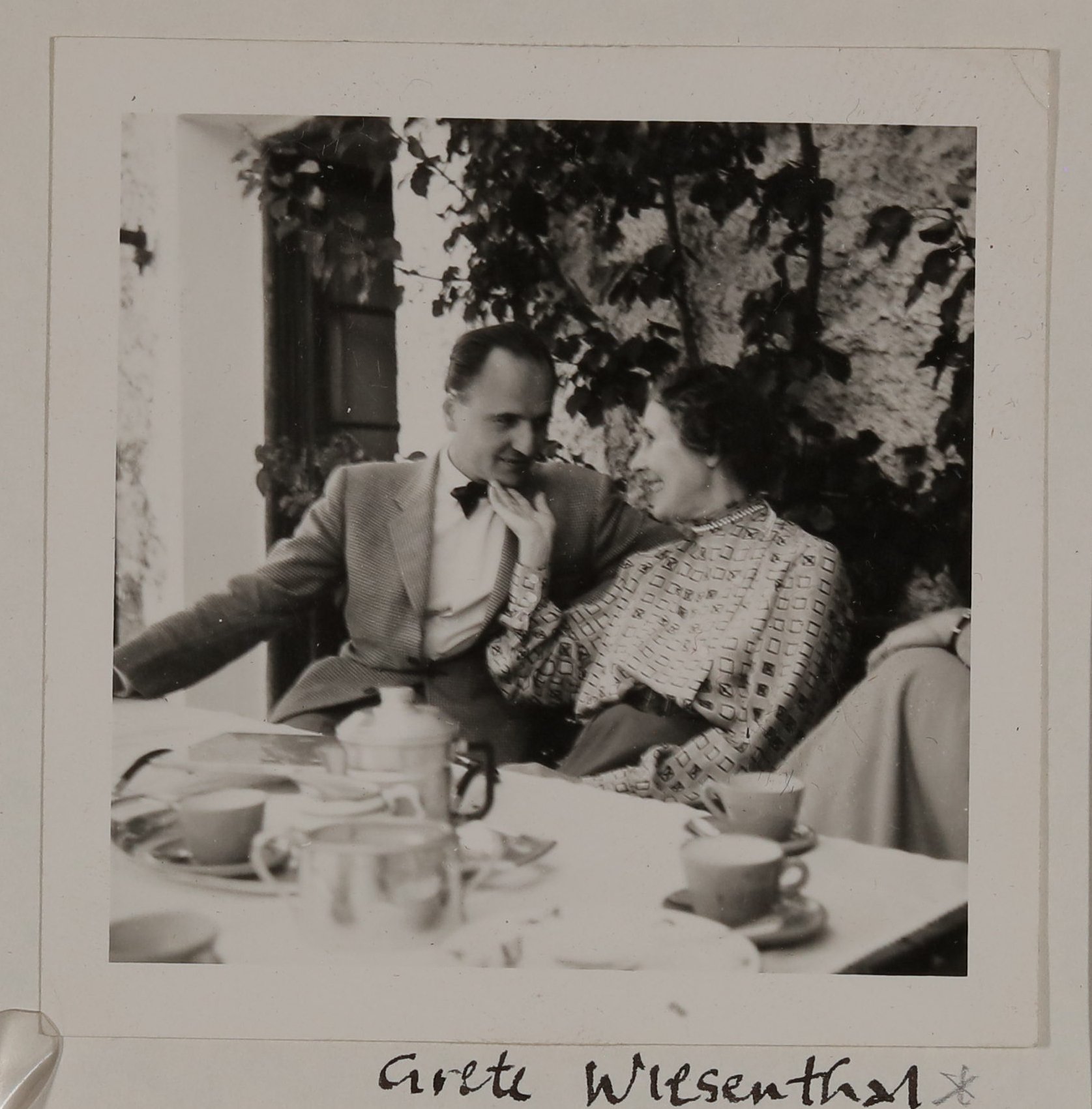 Grete Wiesenthal mit ihrem Sohn Martin Lang am Gartentisch (Vera Graaf CC BY-NC-SA)