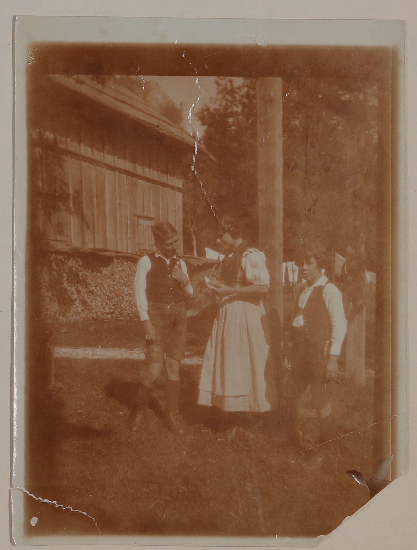 Franz, Christiane und Raimund von Hofmannsthal als Kinder/Jugendliche in Tracht in Aussee (Vera Graaf CC BY-NC-SA)