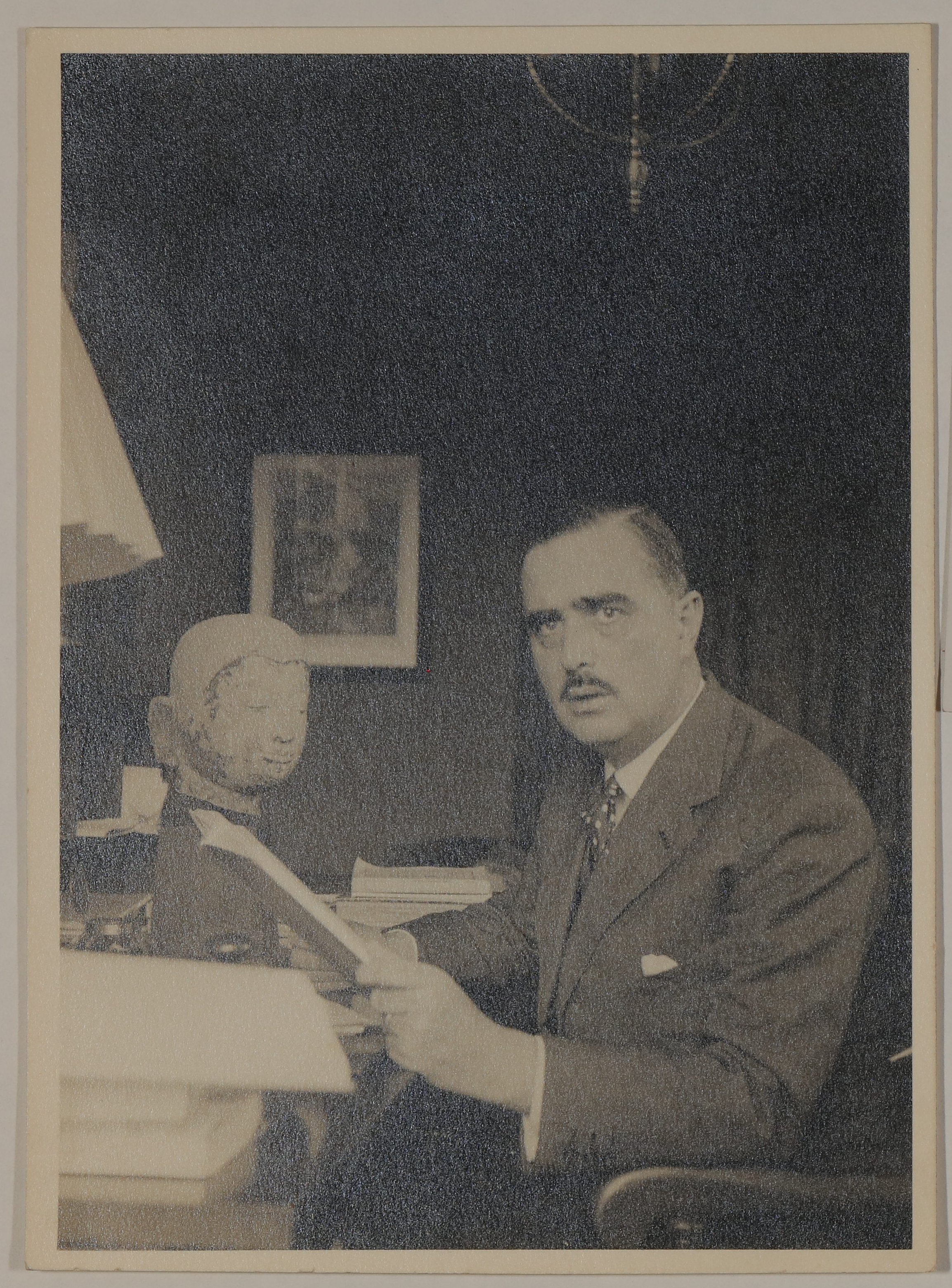Carl Jakob Burkhardt mit Buch am Schreibtisch, mit Skulptur eines Frauenkopfes (Vera Graaf CC BY-NC-SA)
