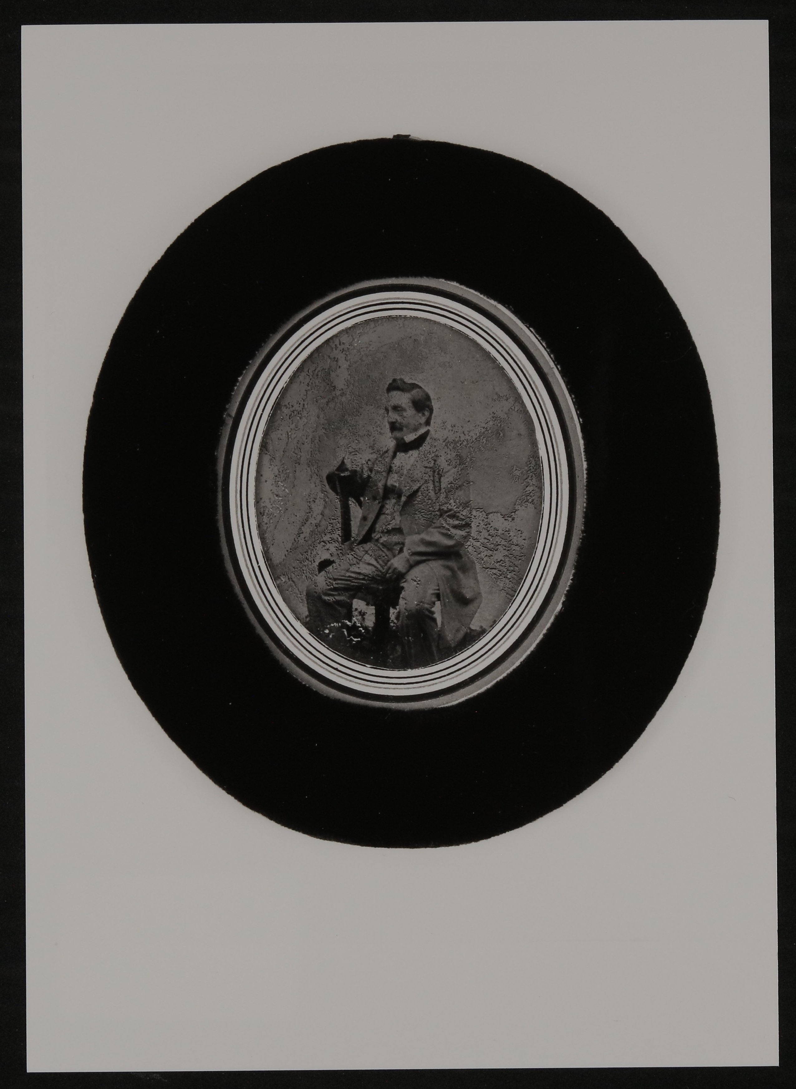 Ovales Kniestück eines sitzenden unbekannten Herrn mit Schnauzbart (Freies Deutsches Hochstift / Frankfurter Goethe-Museum CC BY-NC-SA)