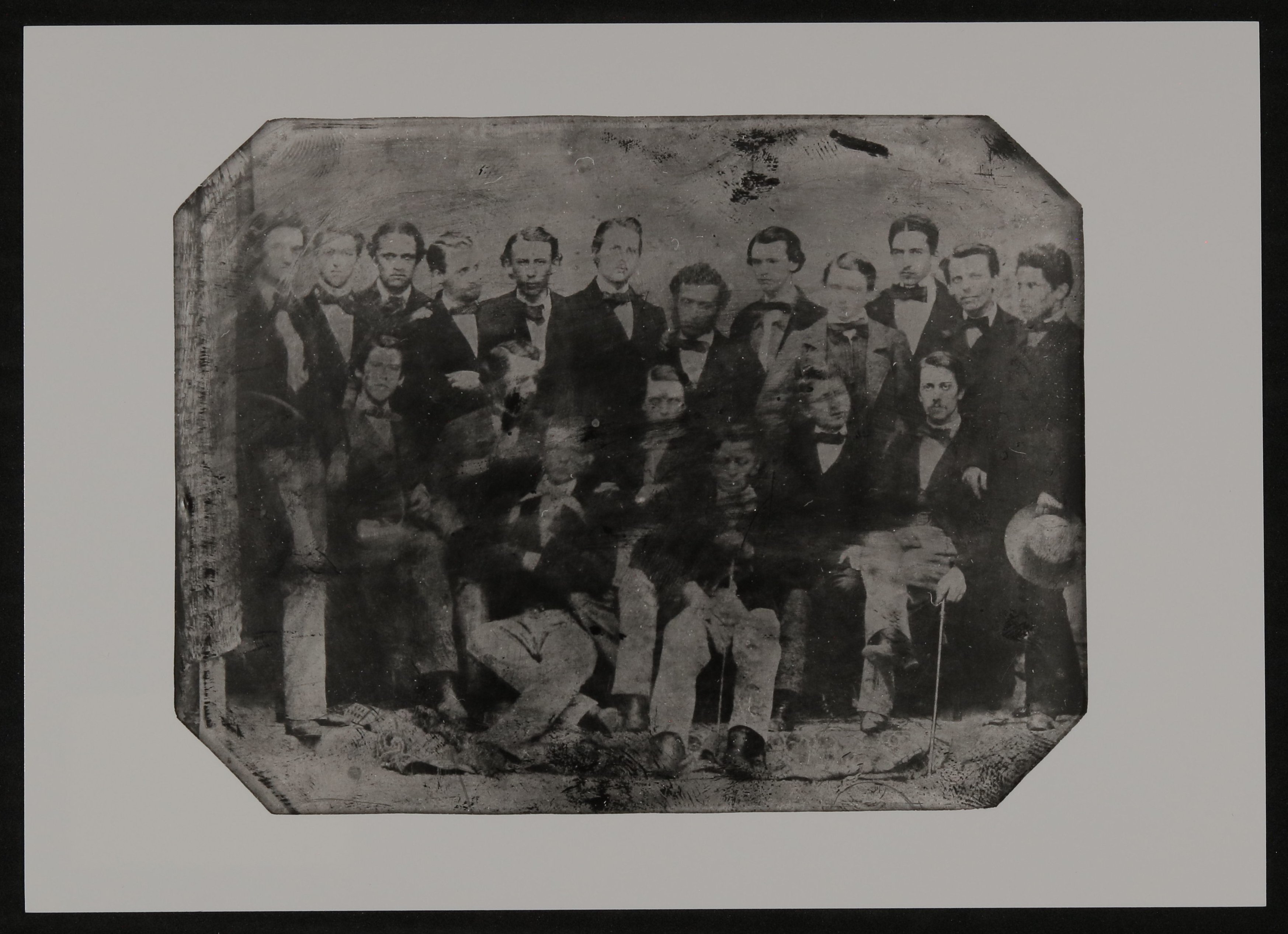 Gruppenbild von 19 jungen Männern (Freies Deutsches Hochstift / Frankfurter Goethe-Museum CC BY-NC-SA)