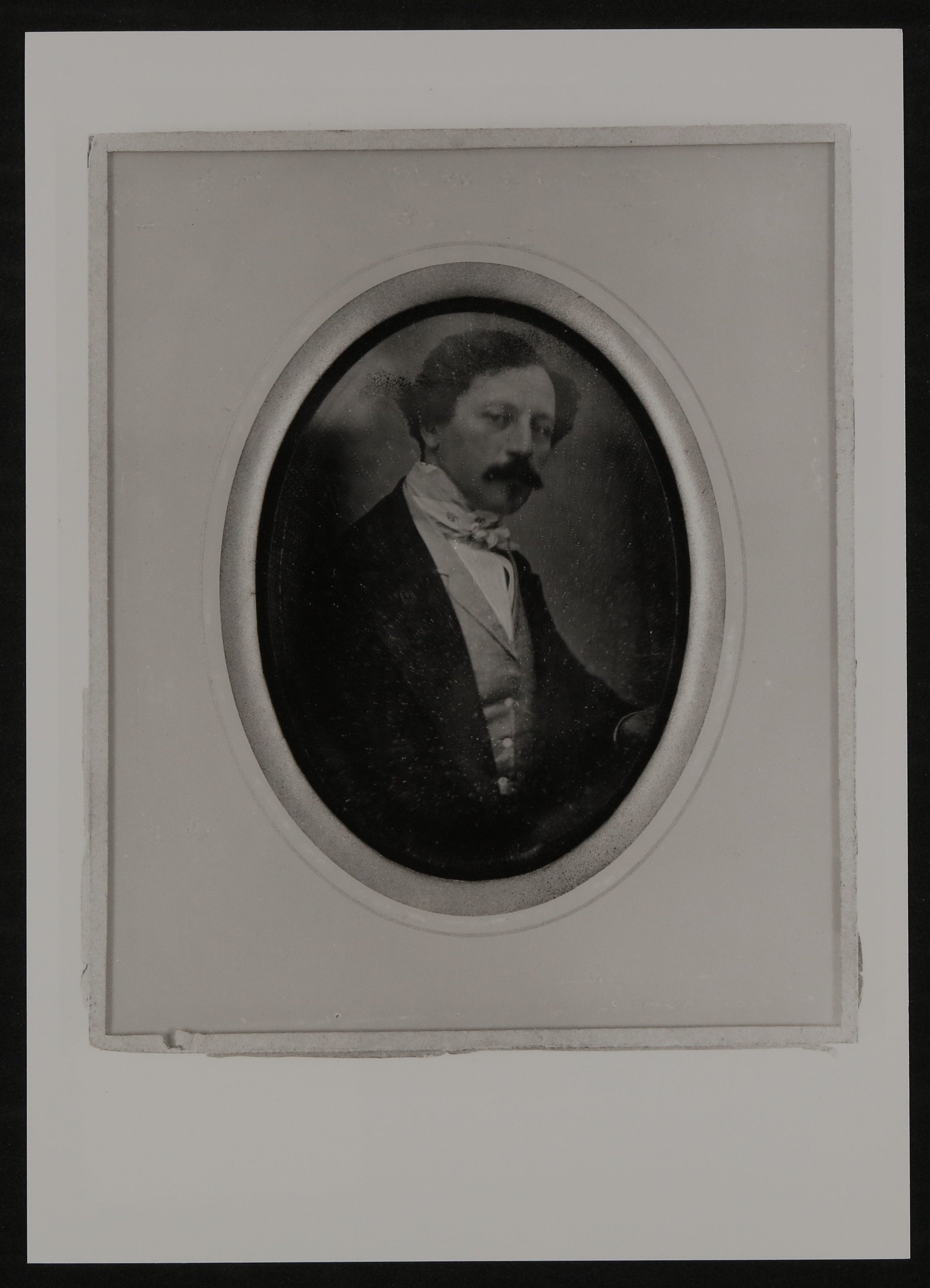 Ovales Portrait eines unbekannten Herrn mit Schnauzbart (Freies Deutsches Hochstift / Frankfurter Goethe-Museum CC BY-NC-SA)