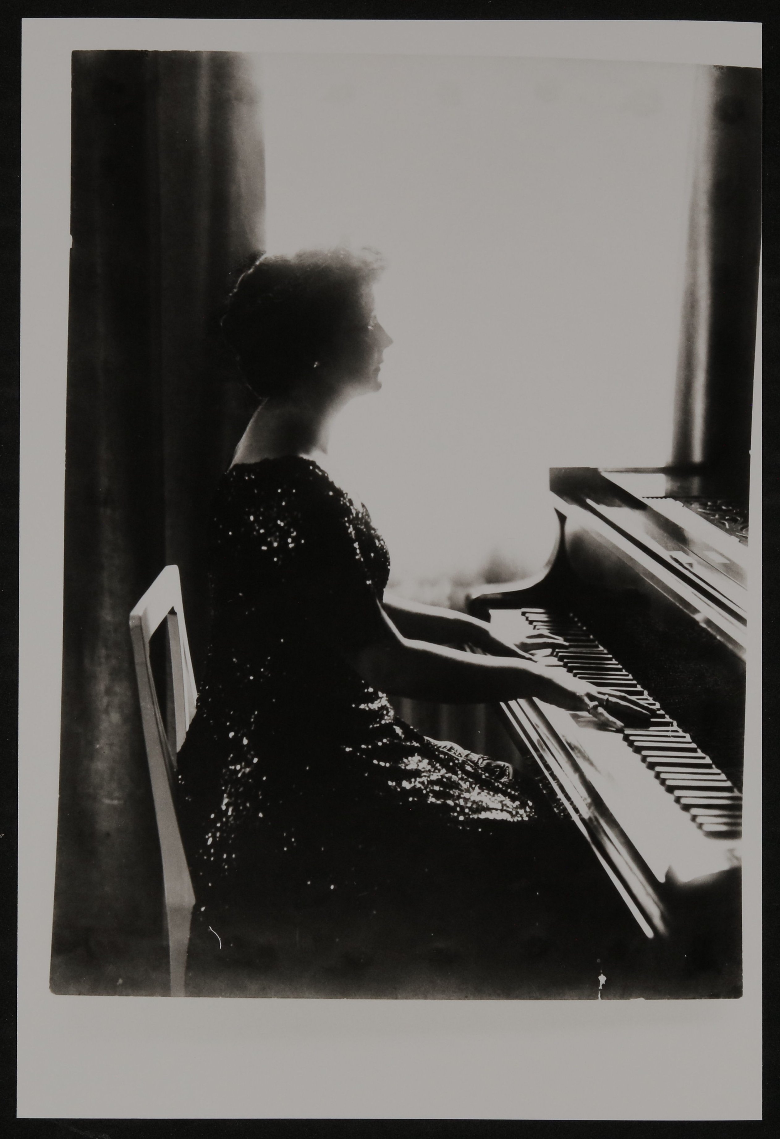Helene von Nostitz-Wallwitz am Klavier im Profil (Freies Deutsches Hochstift / Frankfurter Goethe-Museum CC BY-NC-SA)