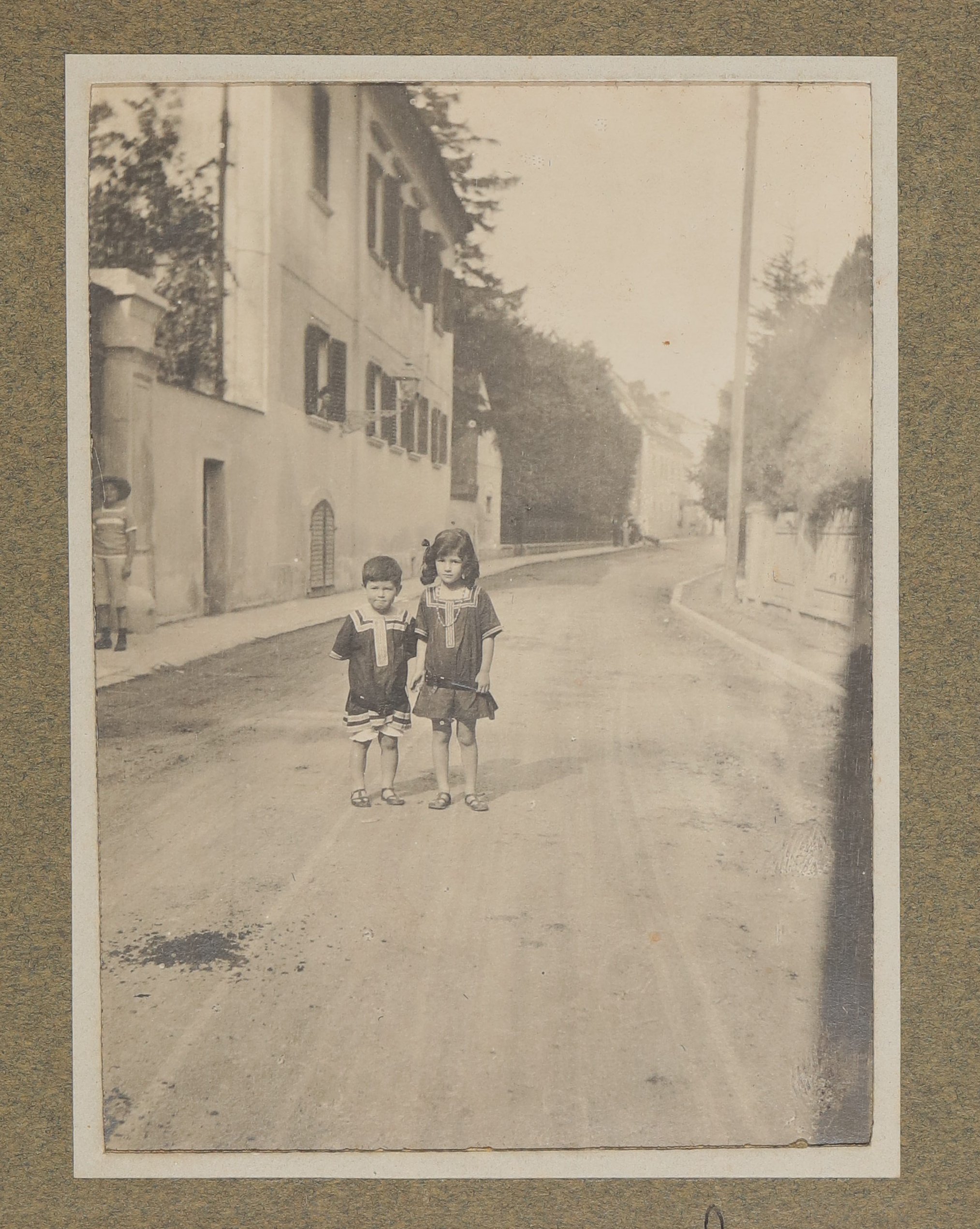 Christiane (rechts) und Franz von Hofmannsthal als Kinder auf der Straße vor dem Rodauner Haus (Vera Graaf CC BY-NC-SA)