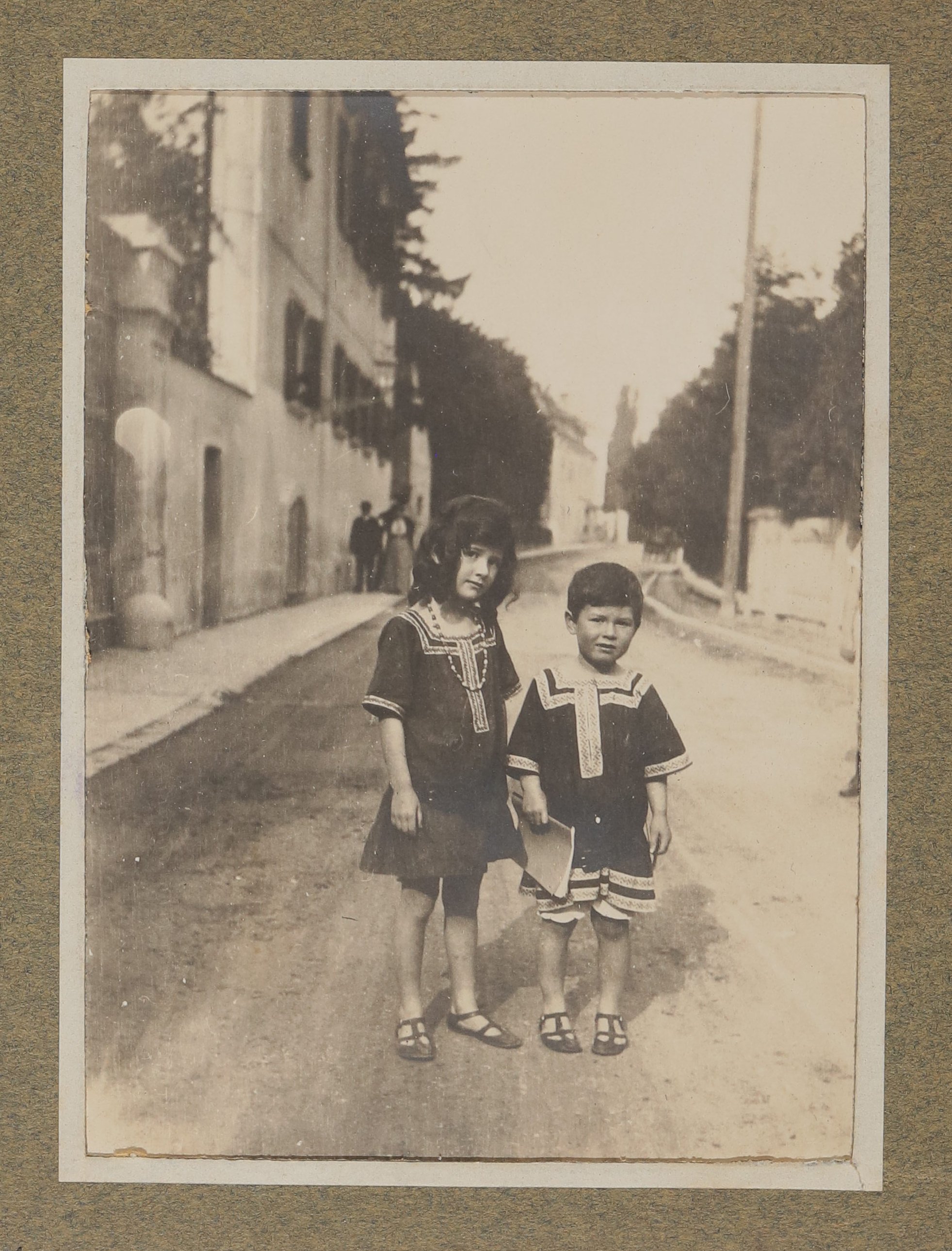 Christiane (links) und Franz von Hofmannsthal als Kinder auf der Straße vor dem Rodauner Haus, Passanten im Hintergrund (Vera Graaf CC BY-NC-SA)