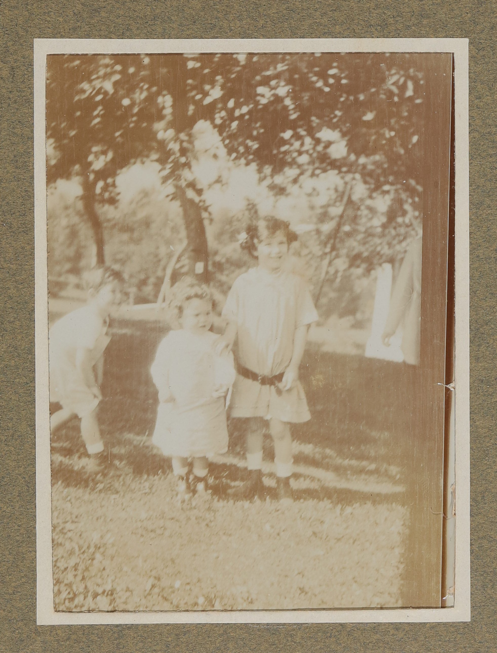 Christiane von Hofmannsthal als Kind im hellen Sommerkleid mit zwei anderen Kindern (ihren Brüdern?) (Vera Graaf CC BY-NC-SA)