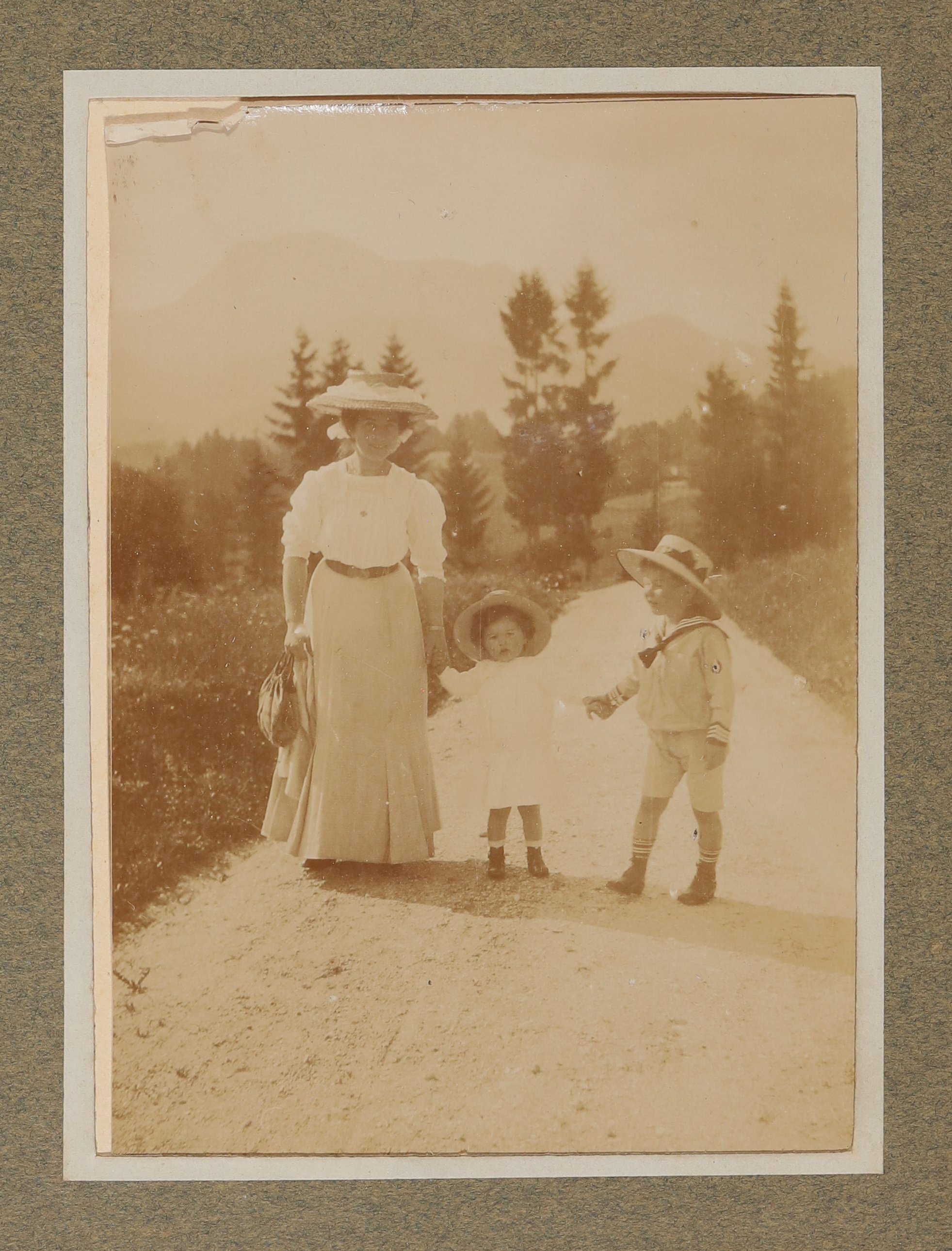 Raimund und Franz von Hofmannsthal mit einer Frau beim Spazieren in den Bergen (Vera Graaf CC BY-NC-SA)