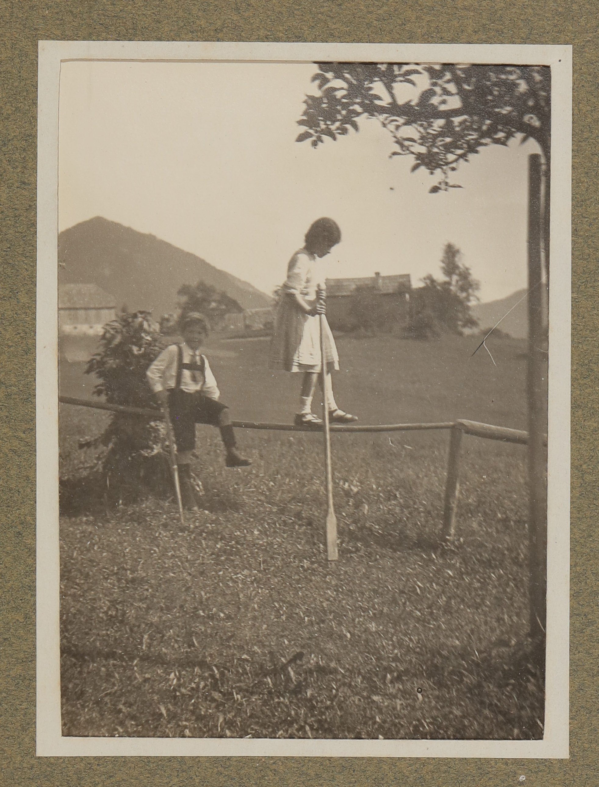 Christiane und Franz von Hofmannsthal balancieren auf einem Holzgeländer in den Bergen (Vera Graaf CC BY-NC-SA)