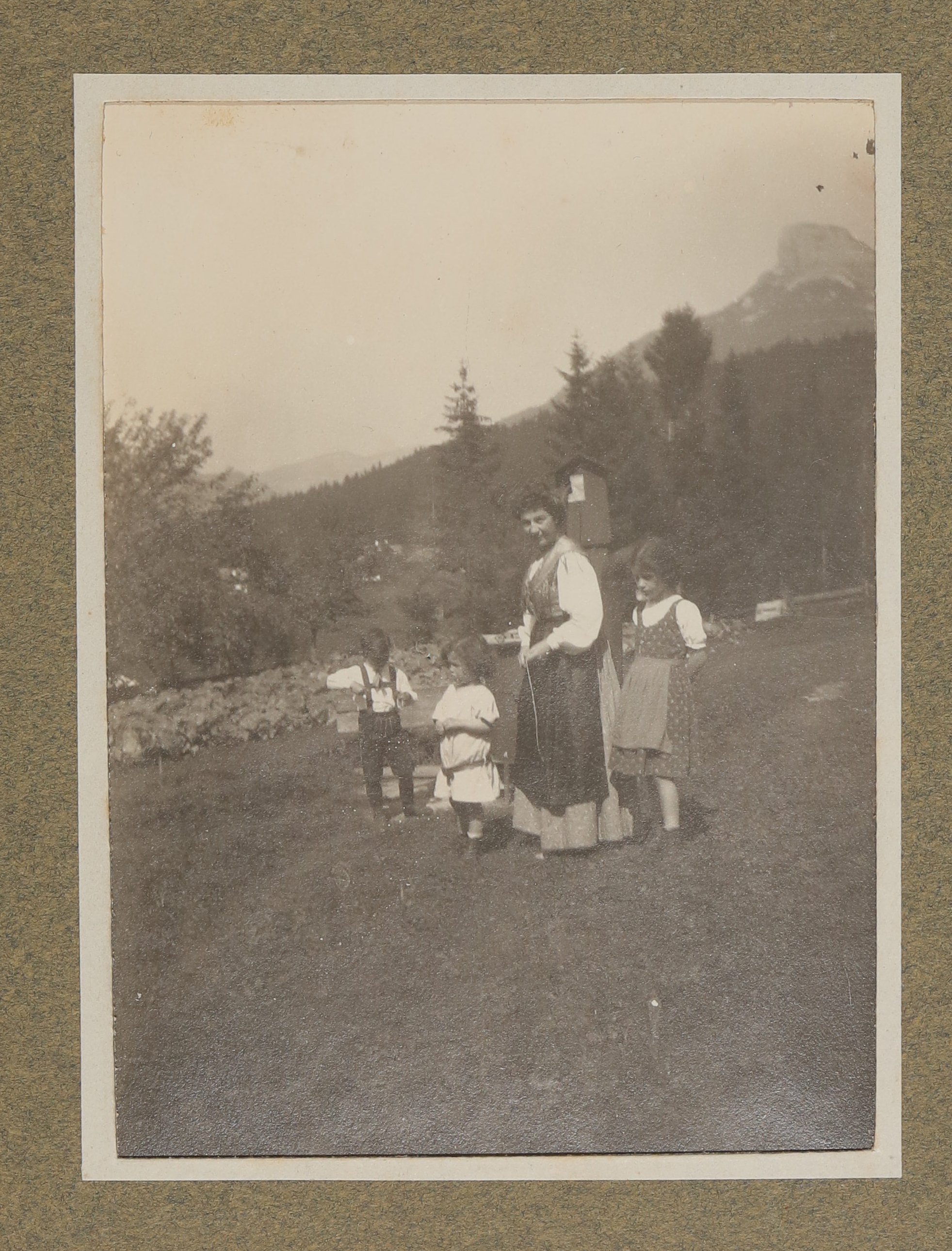 Franz, Raimund und Christiane von Hofmannsthal mit einer dunkelhaarigen Frau auf einer Wiese in den Bergen (Vera Graaf CC BY-NC-SA)