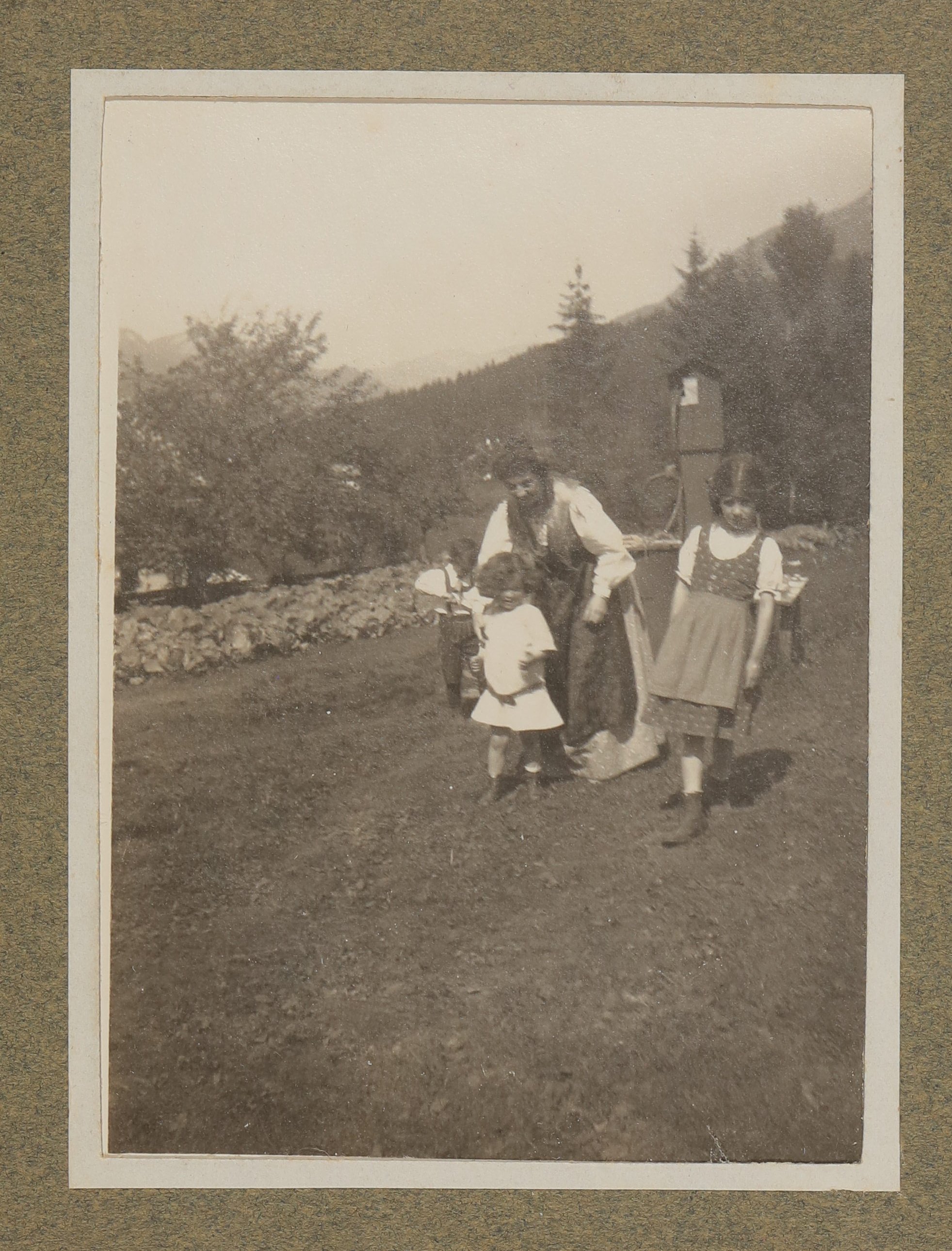 Franz, Raimund und Christiane von Hofmannsthal mit einer dunkelhaarigen Frau auf einer Wiese in den Bergen (Vera Graaf CC BY-NC-SA)