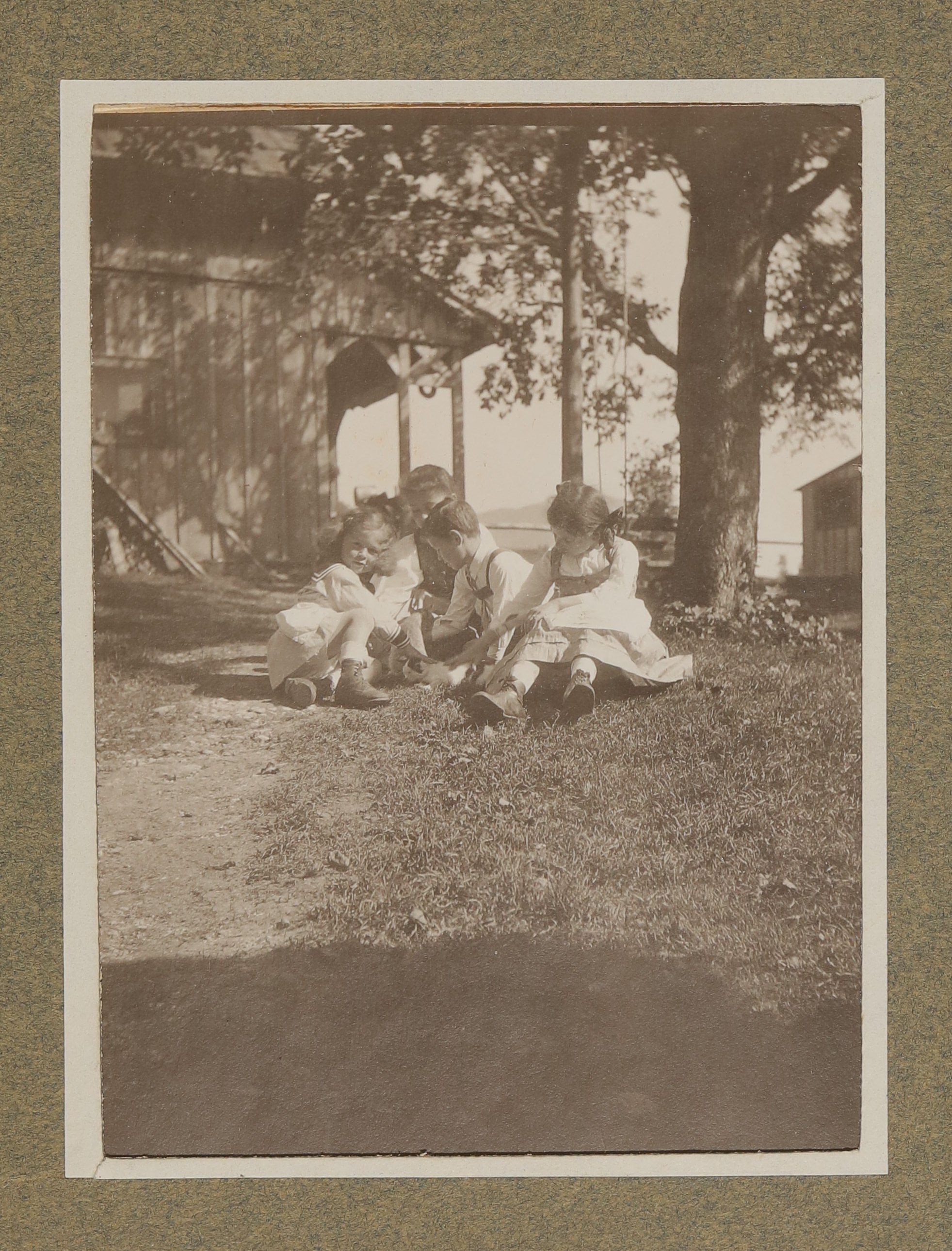 Raimund, Franz und Christiane von Hofmannsthal mit Katzen und einem Mädchen auf einer Wiese in Aussee sitzend (Vera Graaf CC BY-NC-SA)