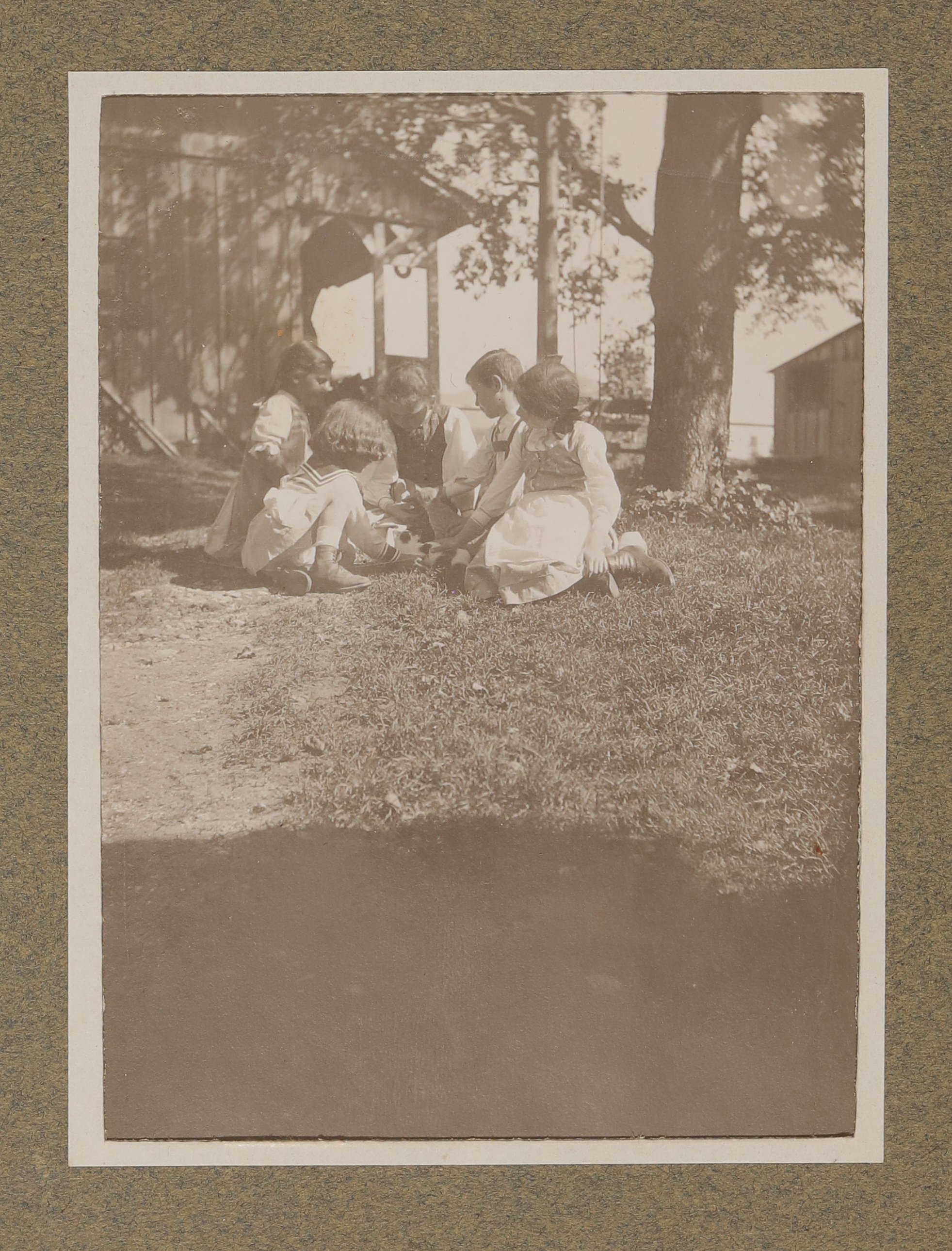Raimund, Franz und Christiane von Hofmannsthal mit Katzen und zwei Mädchen auf einer Wiese in Aussee sitzend (Vera Graaf CC BY-NC-SA)
