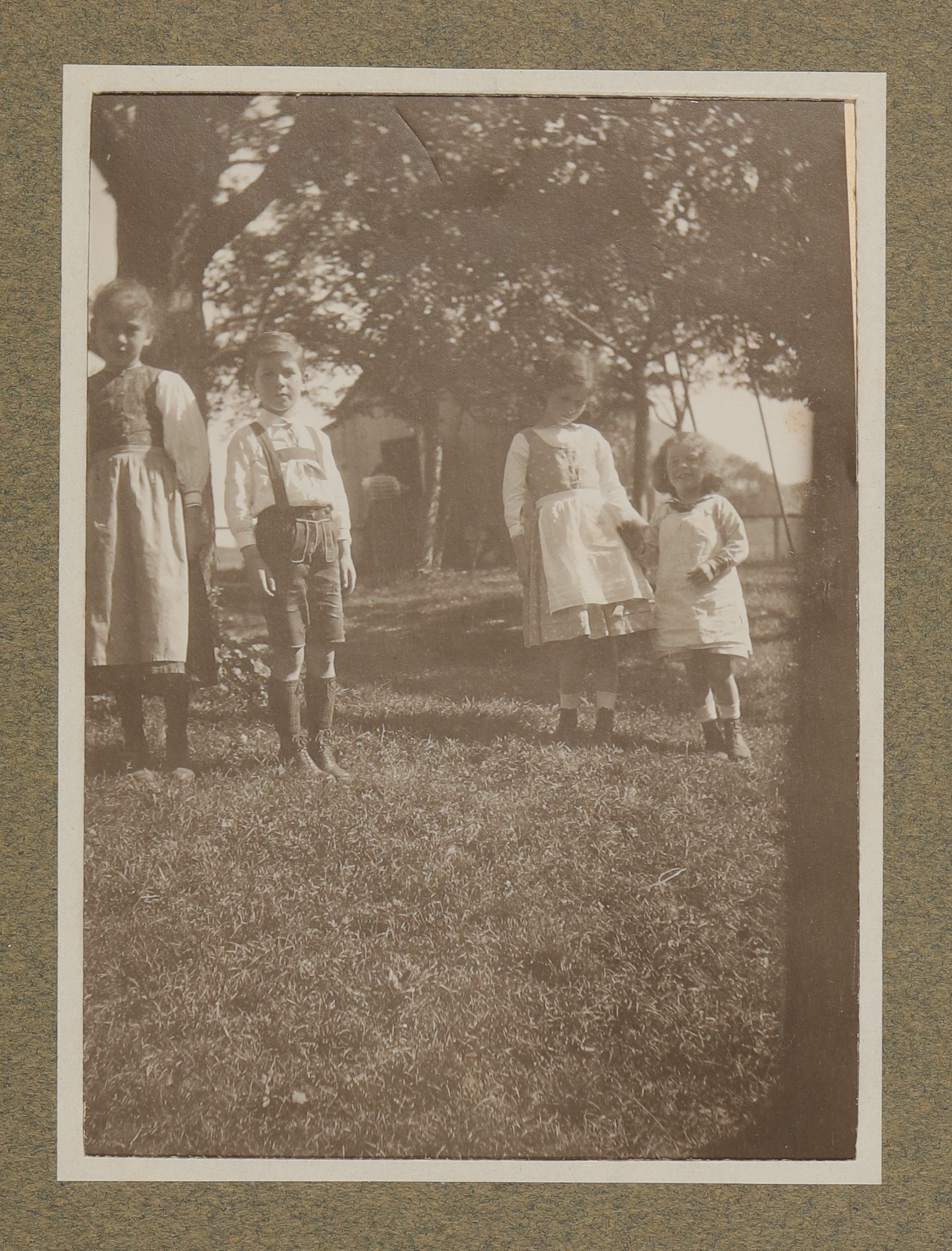 Raimund, Franz und Christiane von Hofmannsthal mit einem Mädchen auf einer Wiese in Aussee stehend (Vera Graaf CC BY-NC-SA)