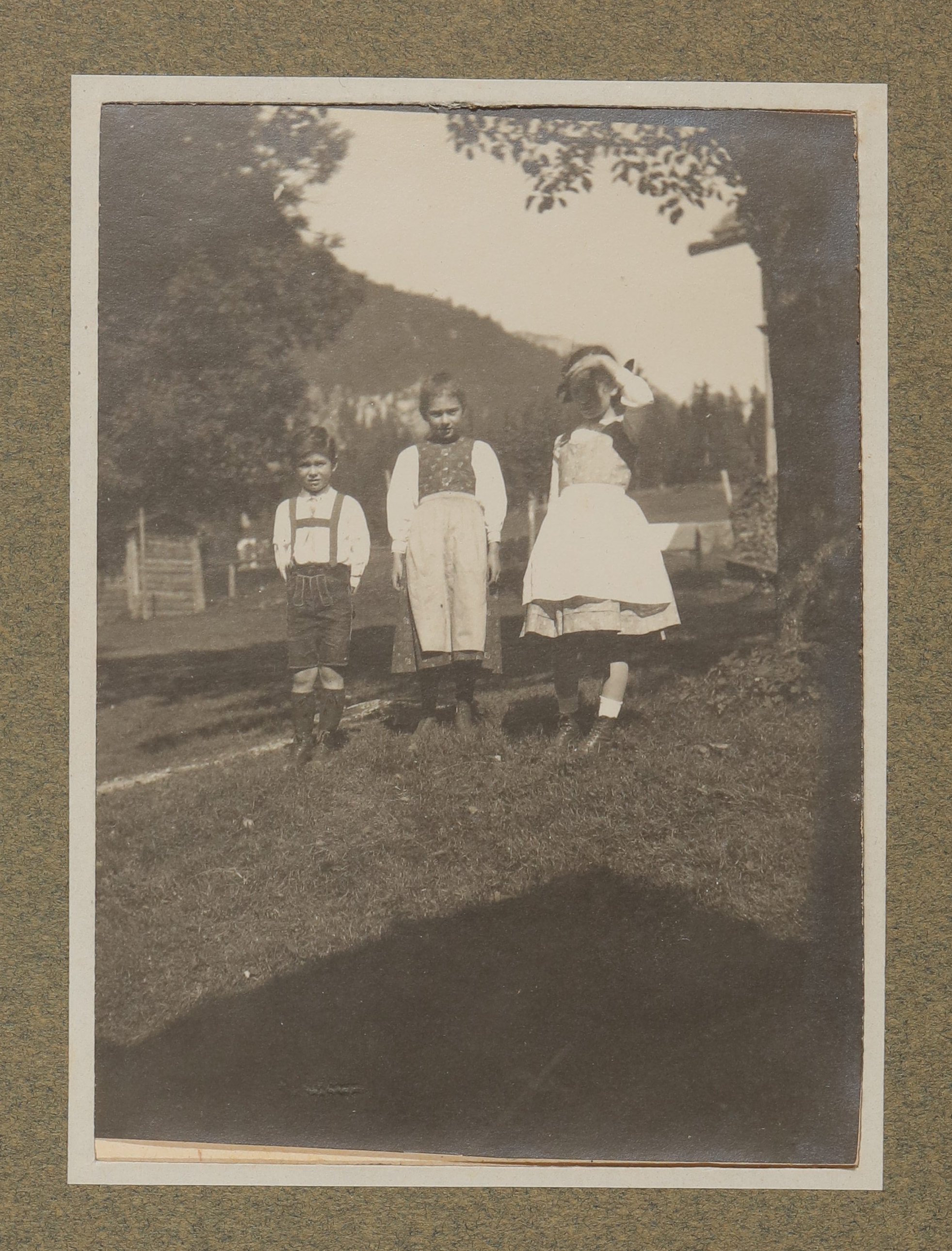 Franz und Christiane von Hofmannsthal mit einem Mädchen auf einer Wiese in Aussee stehend (Vera Graaf CC BY-NC-SA)