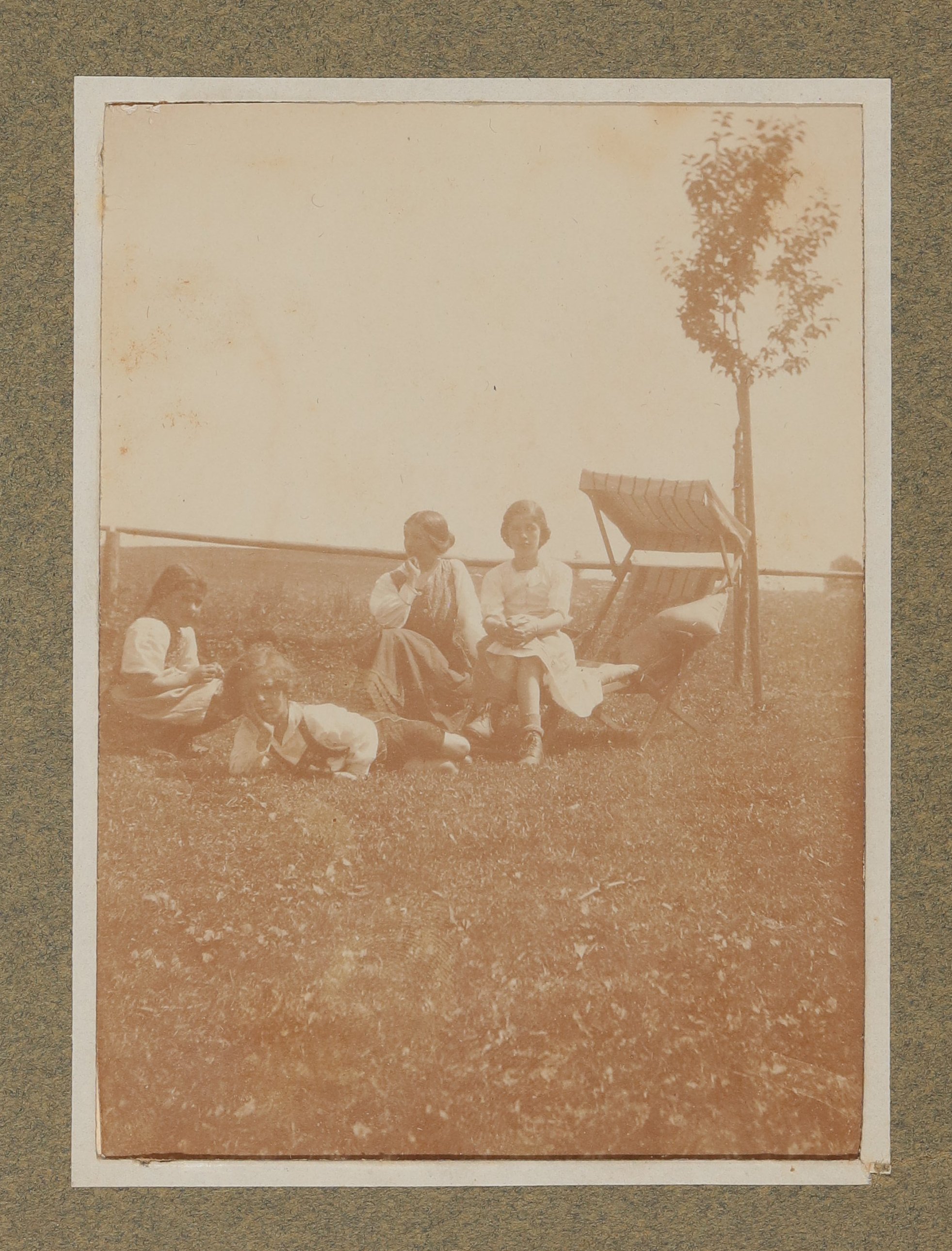 Christiane und Raimund von Hofmannsthal mit zwei Mädchen auf einer Wiese mit Sonnenstuhl (Vera Graaf CC BY-NC-SA)