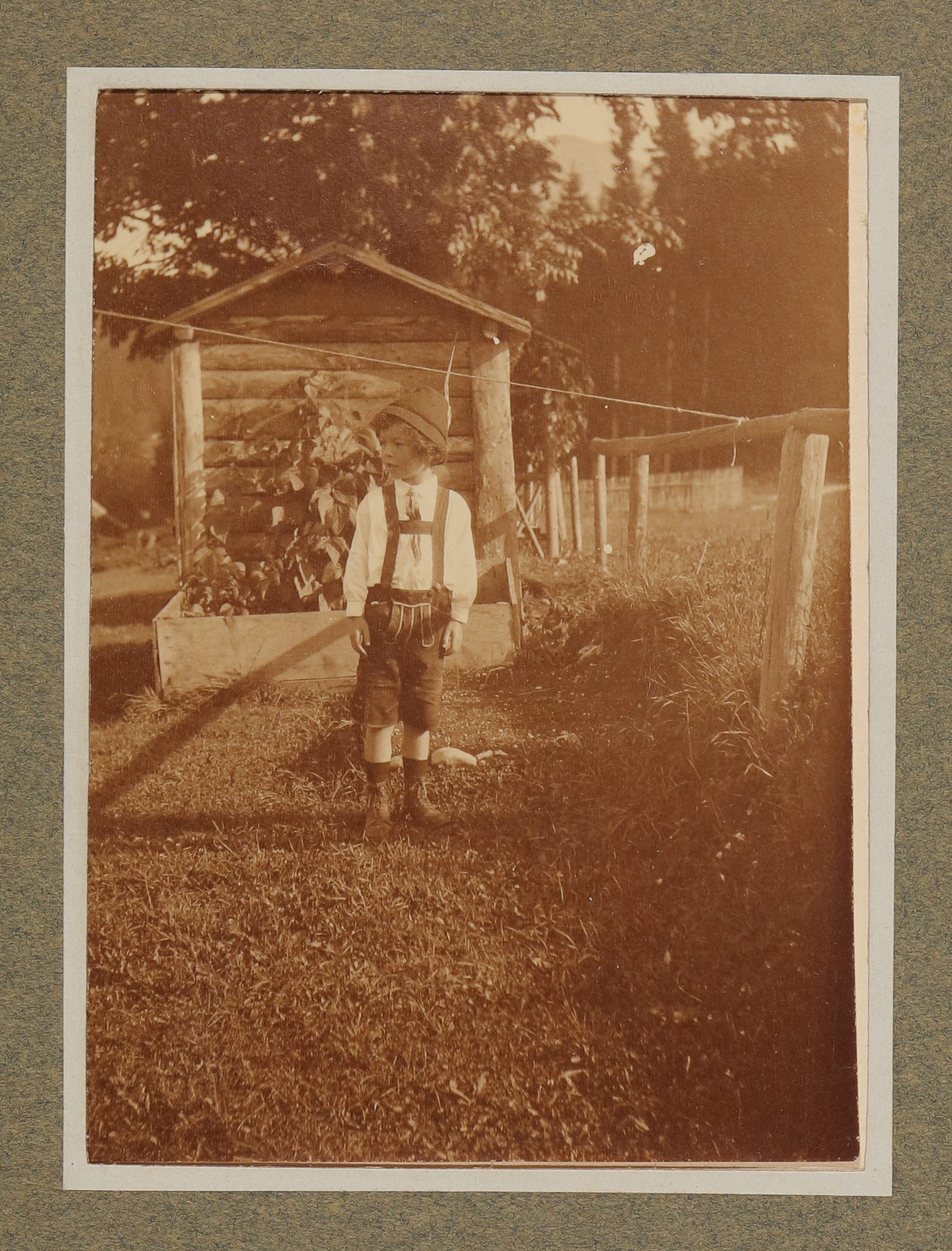 Raimund von Hofmannsthal in Lederhose im Garten in Aussee (Vera Graaf CC BY-NC-SA)
