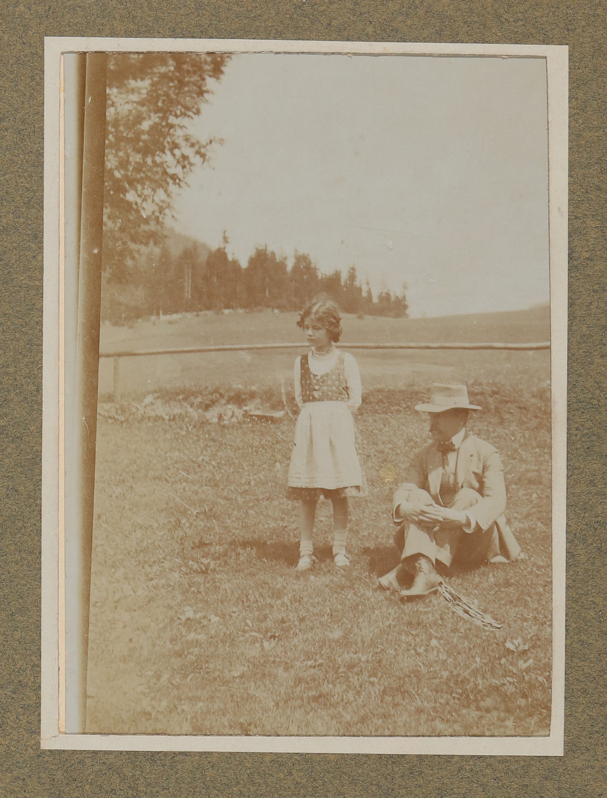 Hugo von Hofmannsthal sitzt neben seiner Tochter Christiane auf einer Wiese in Aussee (Vera Graaf CC BY-NC-SA)