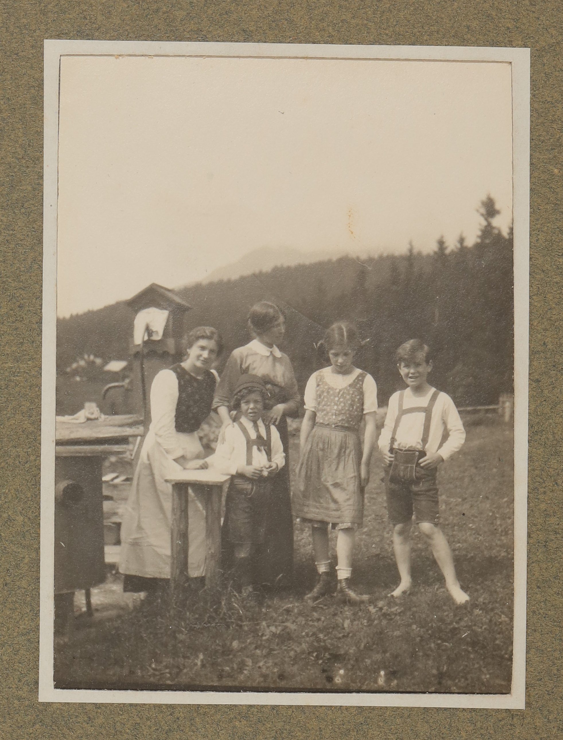 Raimung, Chtistiane und Franz von Hofmannsthal mit zwei Frauen in Aussee (Vera Graaf CC BY-NC-SA)