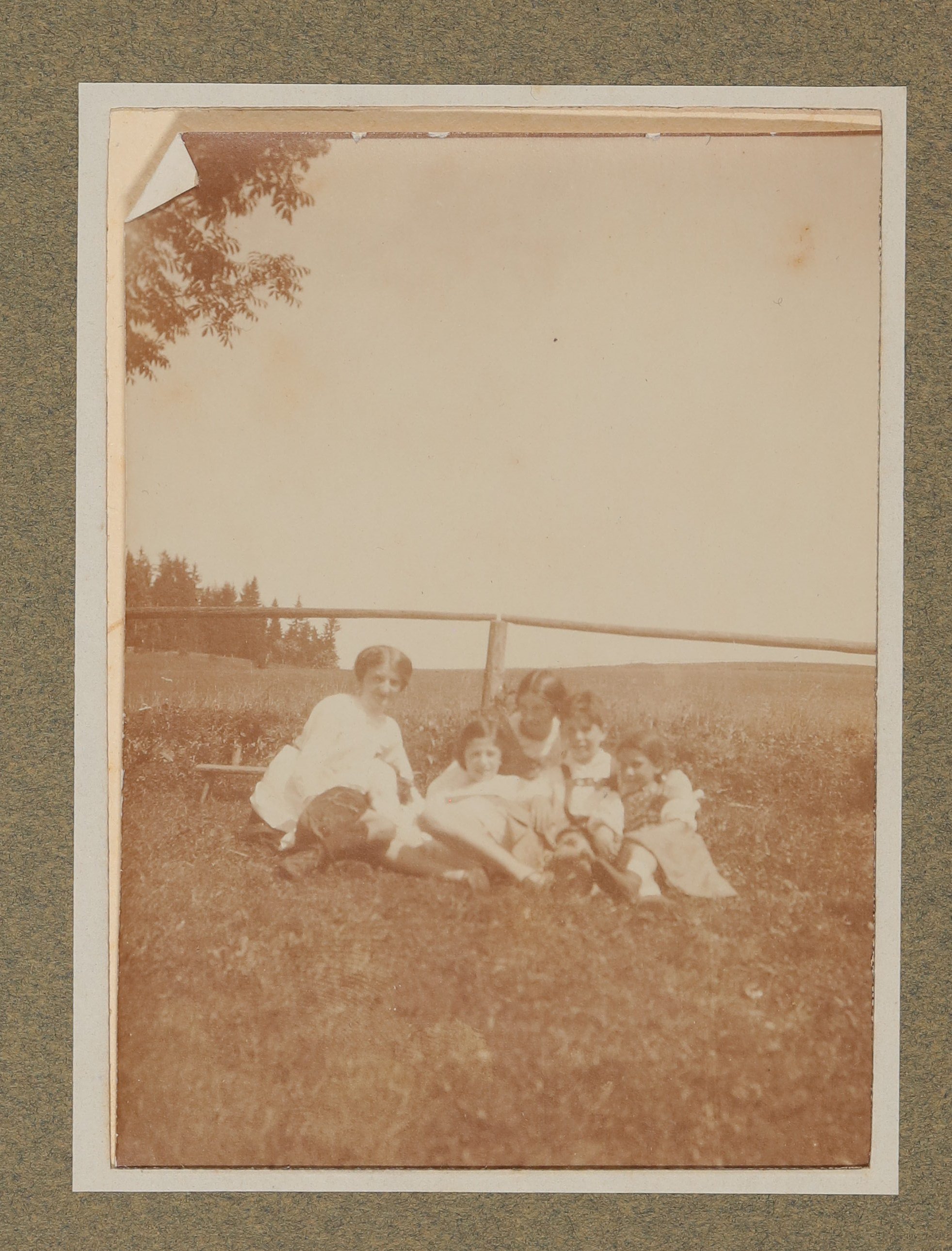 Raimund, Christiane und Franz von Hofmannsthal sitzen mit zwei Frauen und einem Mädchen an einem Holzgeländer in Aussee (Vera Graaf CC BY-NC-SA)