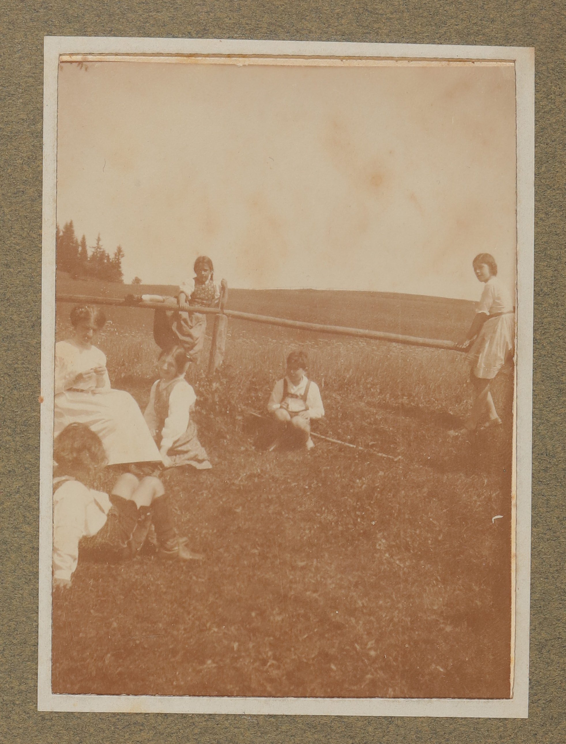 Raimund, Christiane und Franz von Hofmannsthal mit einer Frau und zwei Mädchen an einem Holzgeländer in Aussee (Vera Graaf CC BY-NC-SA)