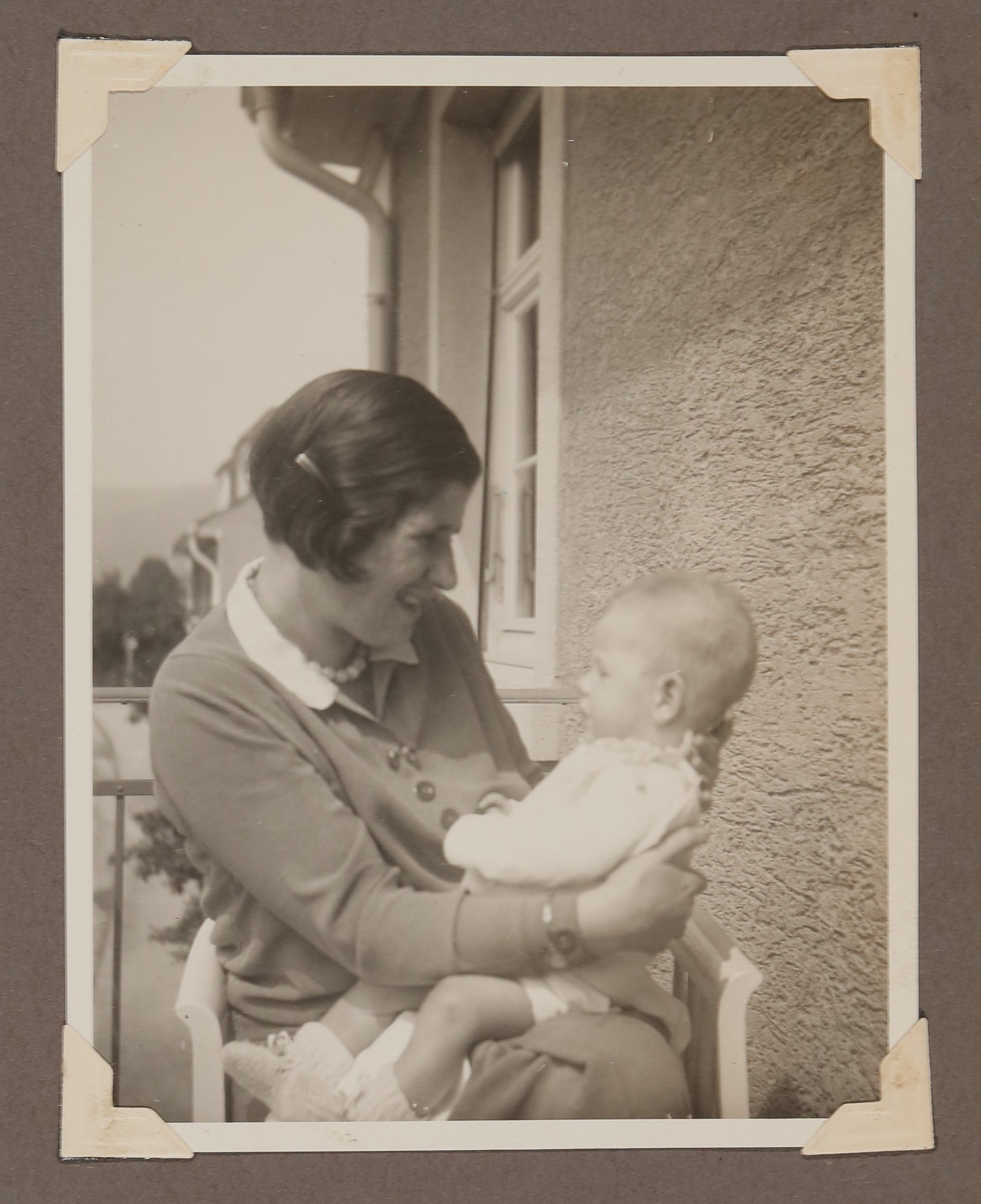 Christiane Zimmer mit ihrem Sohn Christoph auf dem Balkon der Heidelberger Wohnung (Vera Graaf CC BY-NC-SA)