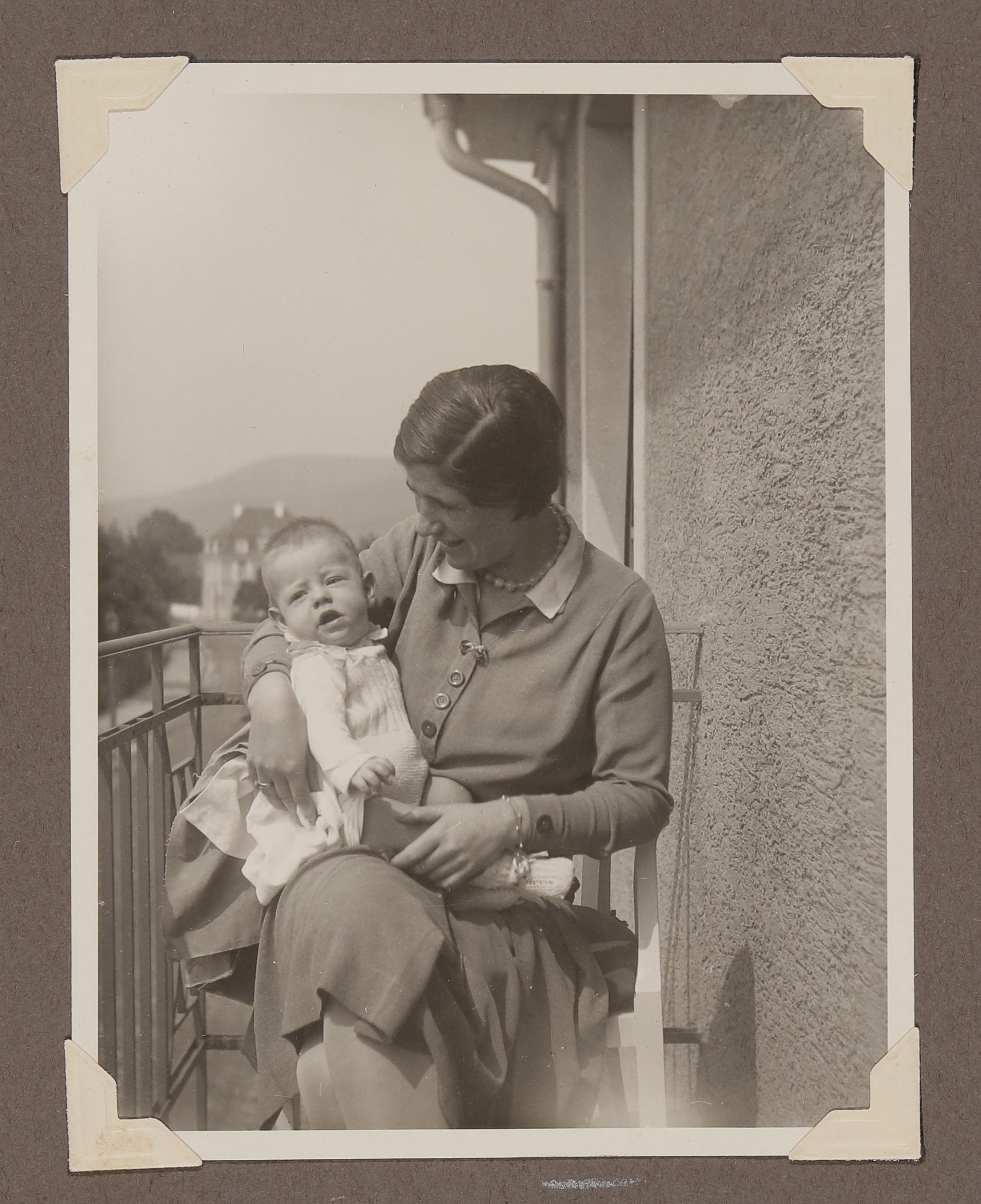 Christiane Zimmer mit ihrem Sohn Christoph auf dem Balkon der Heidelberger Wohnung (Vera Graaf CC BY-NC-SA)
