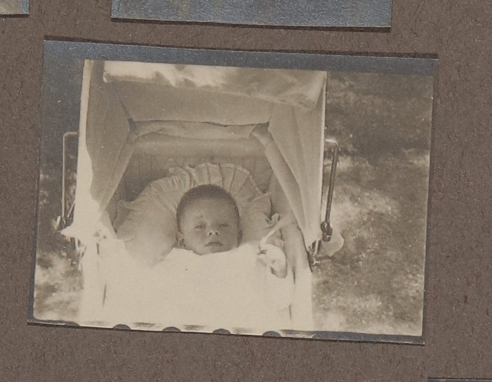Christoph Zimmer als Baby im Kinderwagen (Vera Graaf CC BY-NC-SA)