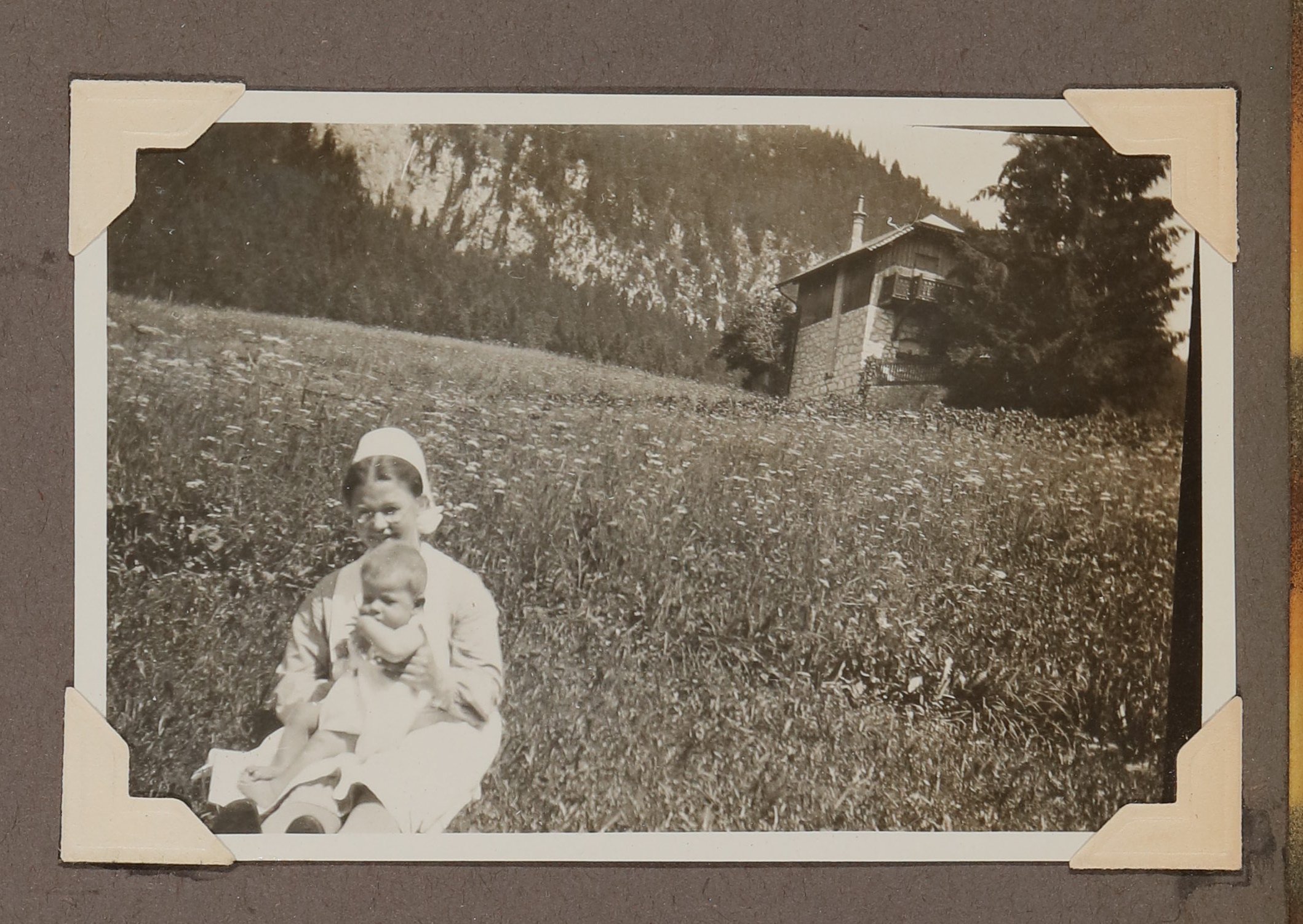 Hofmannsthals Enkel Christoph Zimmer auf dem Arm einer jungen Frau auf einer Wiese (Vera Graaf CC BY-NC-SA)