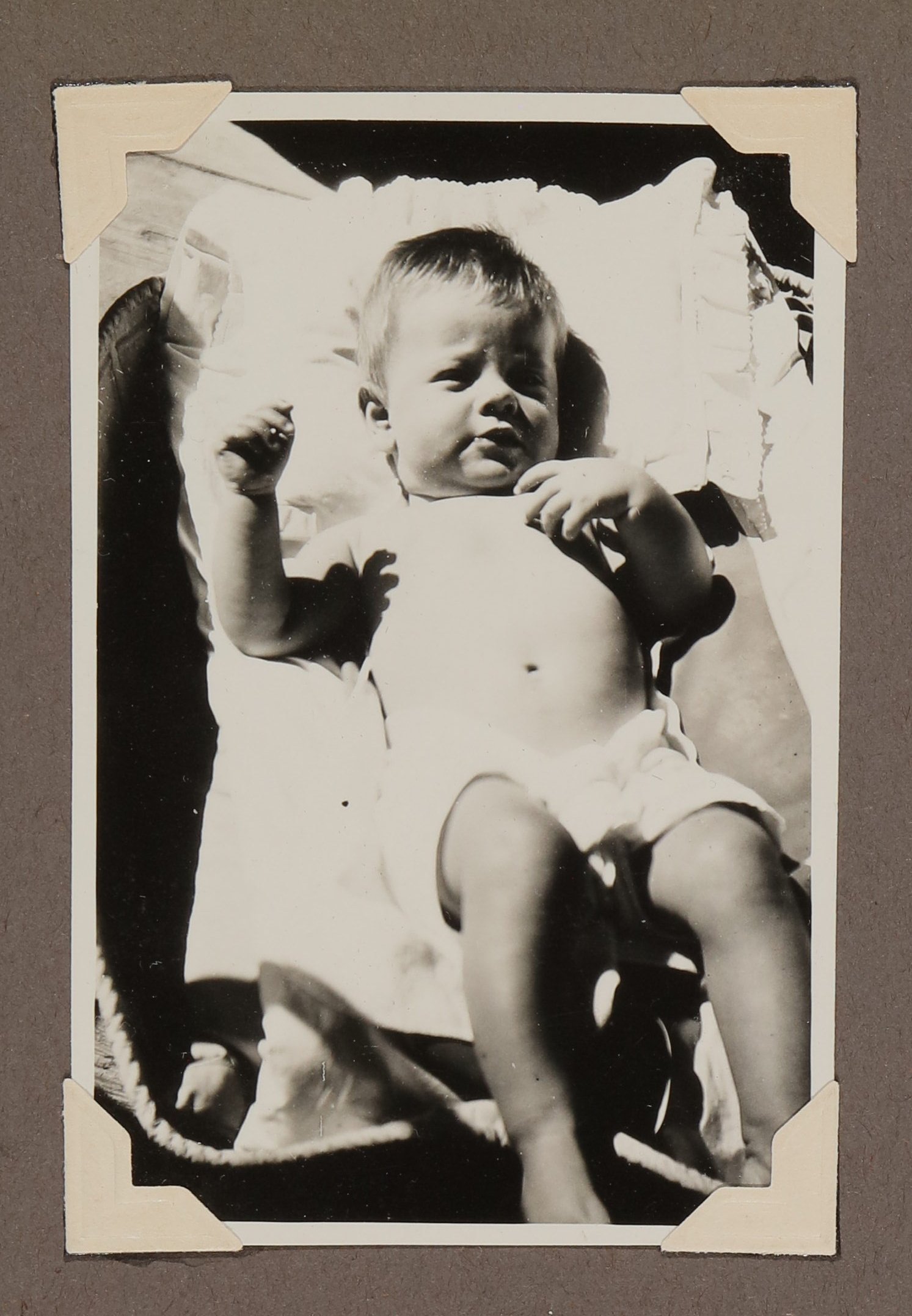 Hofmannsthals Enkel Christoph Zimmer liegt in kurzer Hose auf einem Kissen (Vera Graaf CC BY-NC-SA)