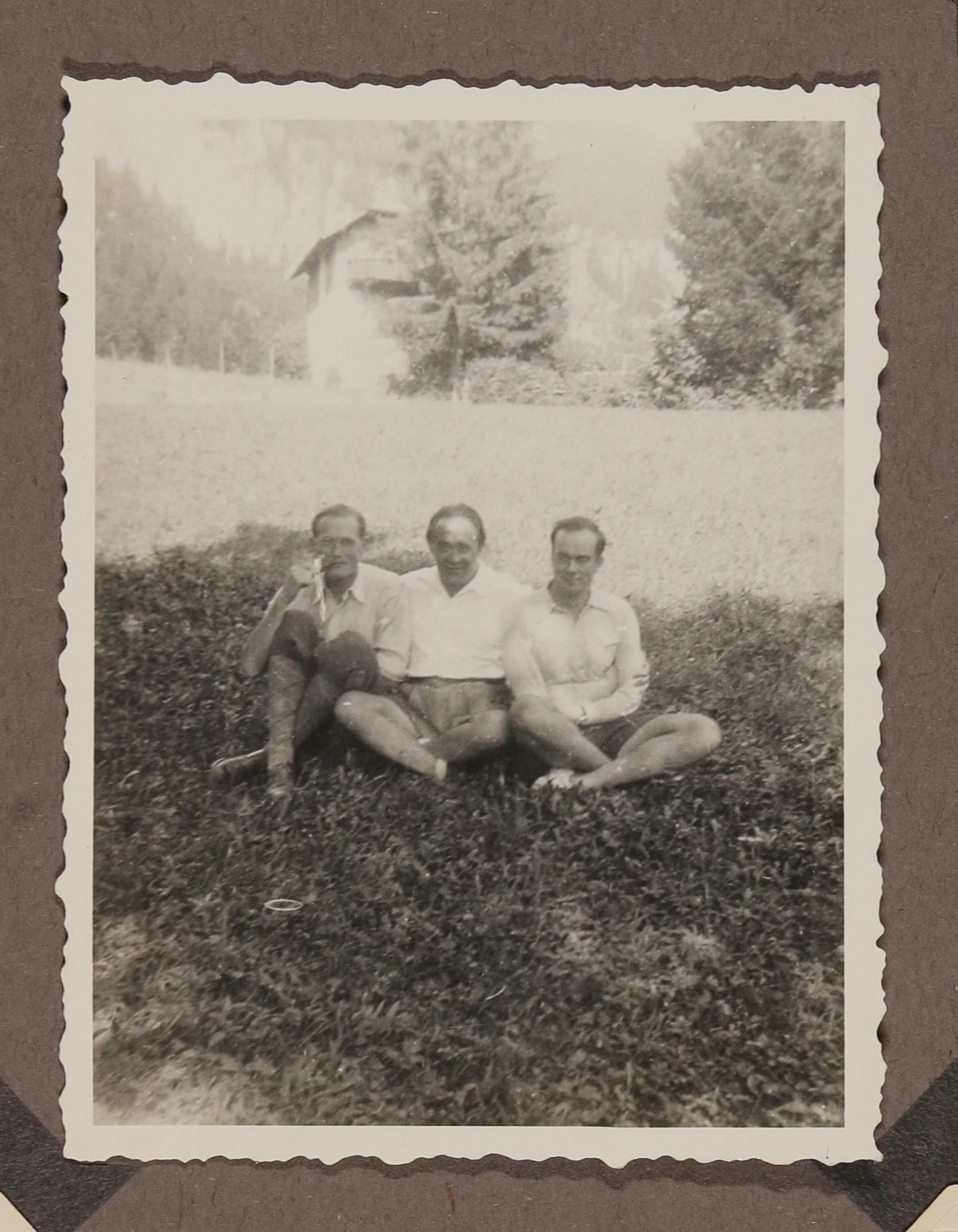 Heinrich Zimmer sitzt mit zwei jungen Männern auf einer Wiese (Vera Graaf CC BY-NC-SA)