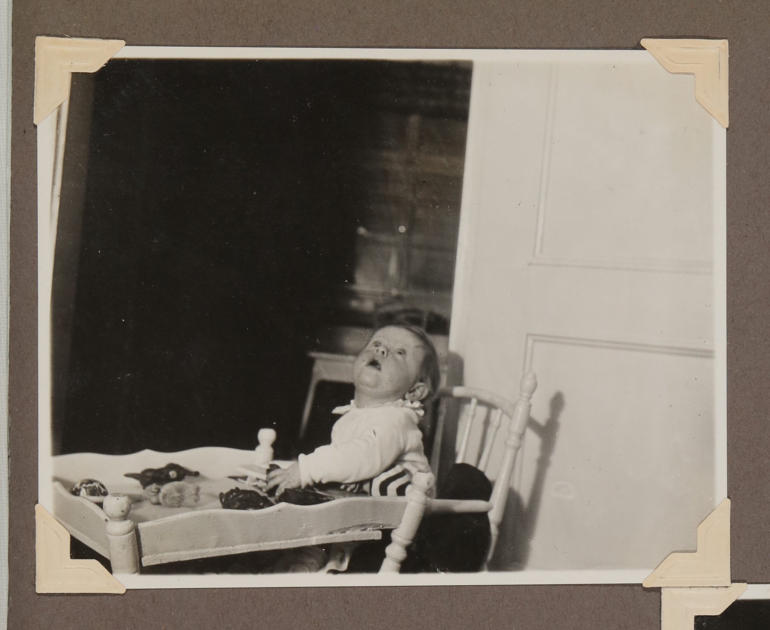 Hofmannsthals Enkel Christoph Zimmer sitzt im Kinderstuhl und schaut mit offenem Mund nach oben (Vera Graaf CC BY-NC-SA)