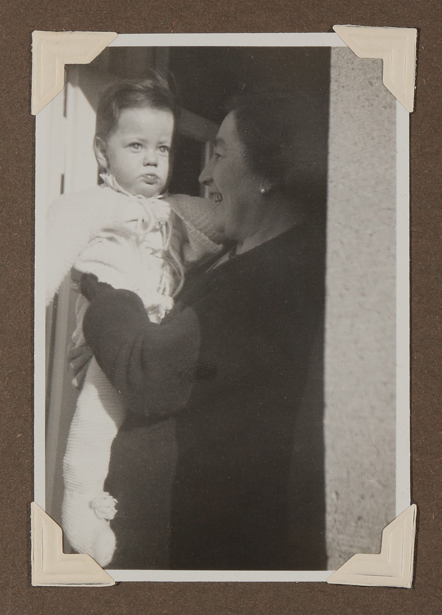 Gerty von Hofmannsthal mit ihrem Enkel Christoph Zimmer auf dem Arm (Vera Graaf CC BY-NC-SA)