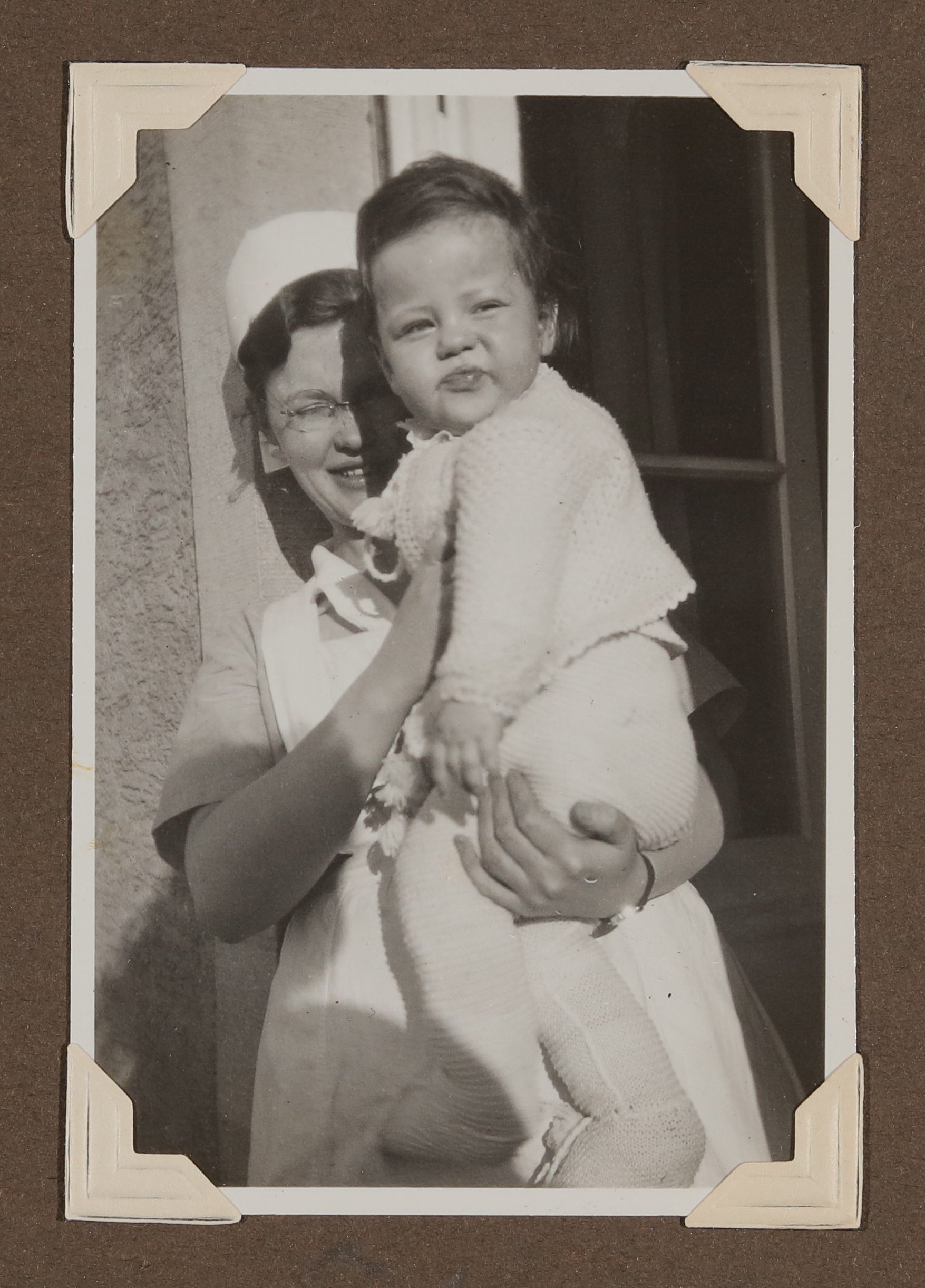 Das Kindermädchen (Schwester Erika?) mit Christiane Zimmers Sohn Christoph auf dem Arm (Vera Graaf CC BY-NC-SA)