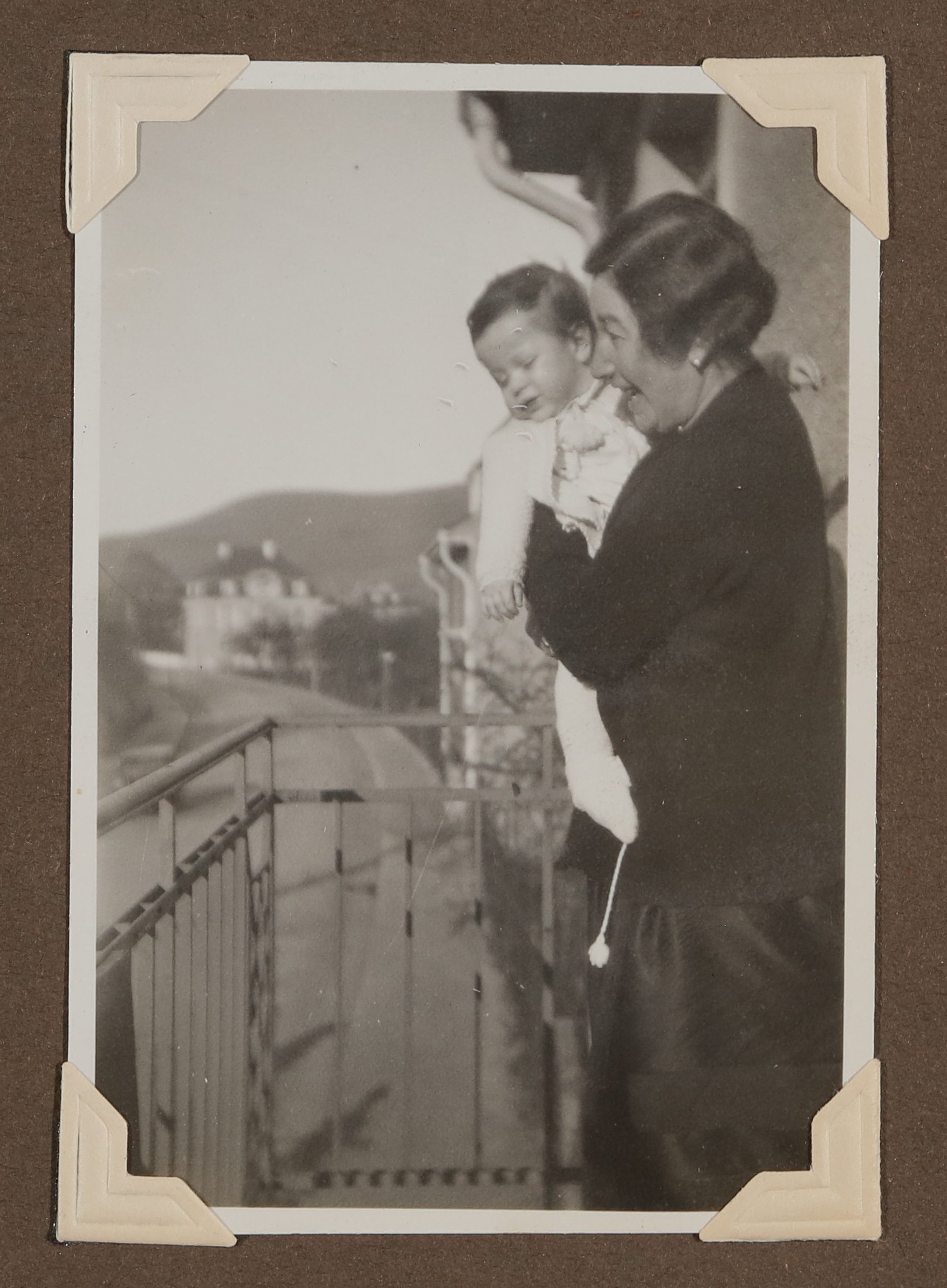 Gerty von Hofmannsthal als mittelalte Dame mit ihrem Enkel Christoph Zimmer auf dem Arm (Vera Graaf CC BY-NC-SA)