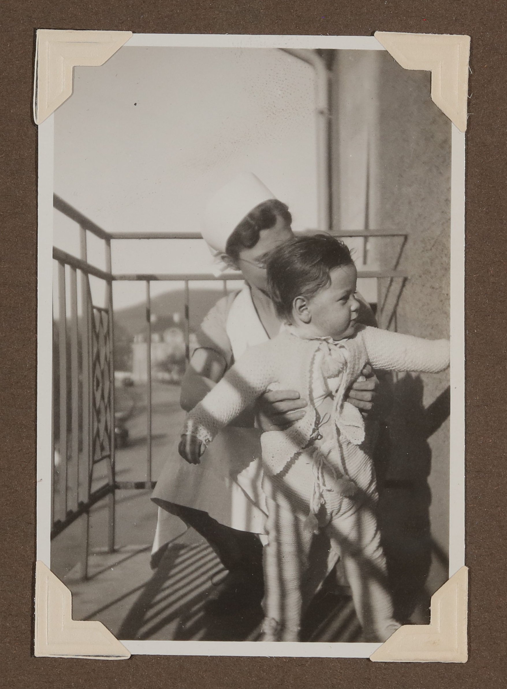 Das Kindermädchen (Schwester Erika?) mit Christiane Zimmers Sohn Christoph auf dem Arm auf dem Balkon (Vera Graaf CC BY-NC-SA)