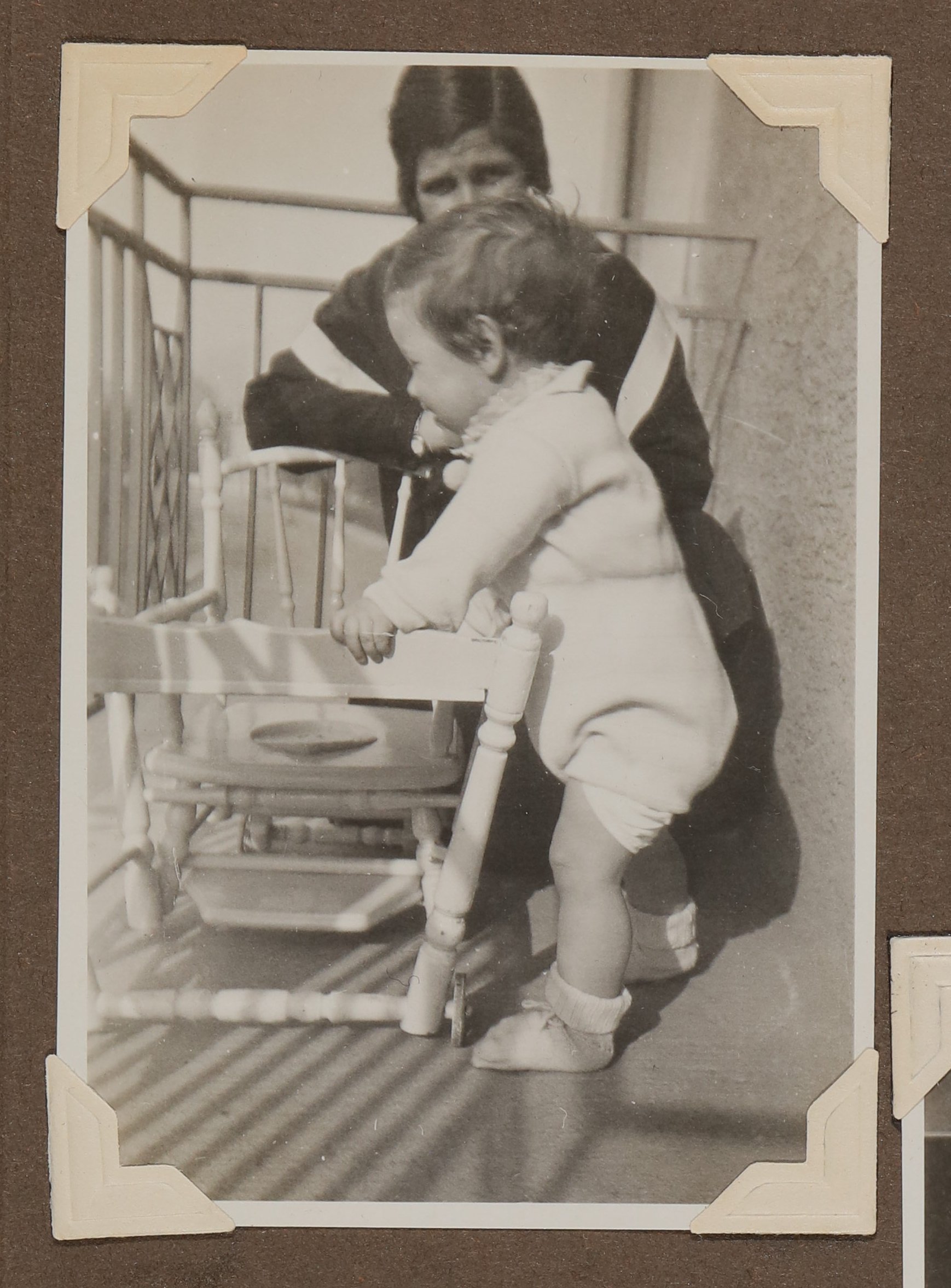 Christiane Zimmer mit ihrem Sohn Christoph mit Kinderstuhl auf dem Balkon (Vera Graaf CC BY-NC-SA)