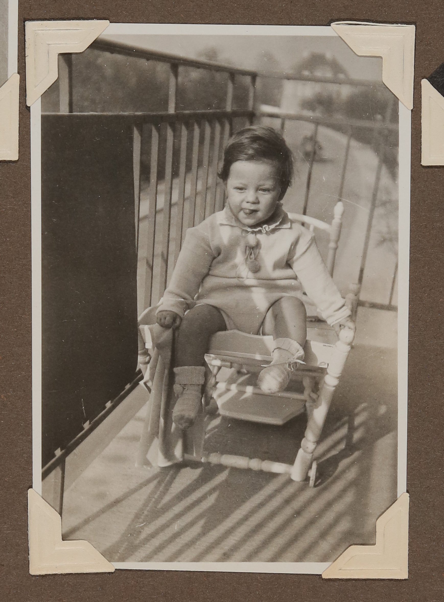 Christiane Zimmer Sohn Christoph auf dem Tisch seines Kinderstuhls sitzend auf dem Balkon (Vera Graaf CC BY-NC-SA)